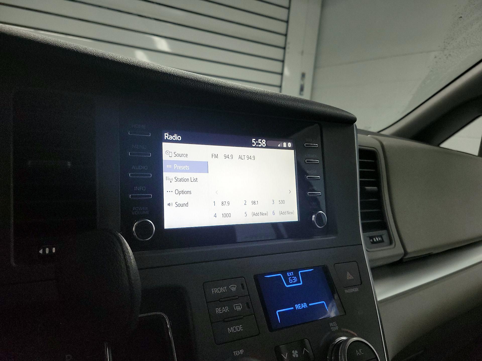 Thumbnail: 2018 Toyota Sienna - 15