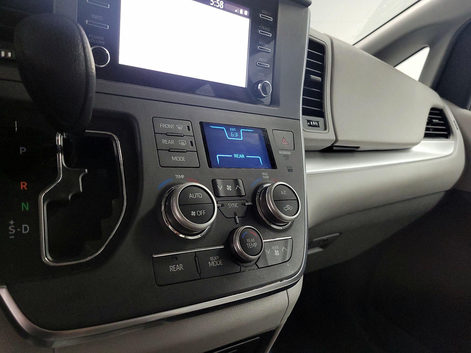 Thumbnail: 2018 Toyota Sienna - 16
