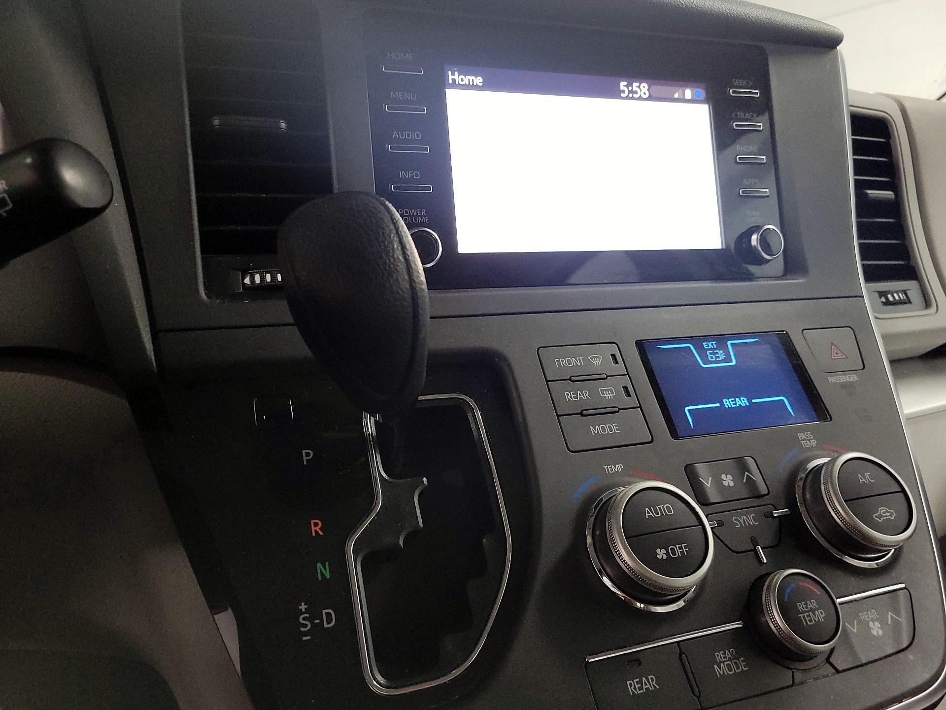 Thumbnail: 2018 Toyota Sienna - 17