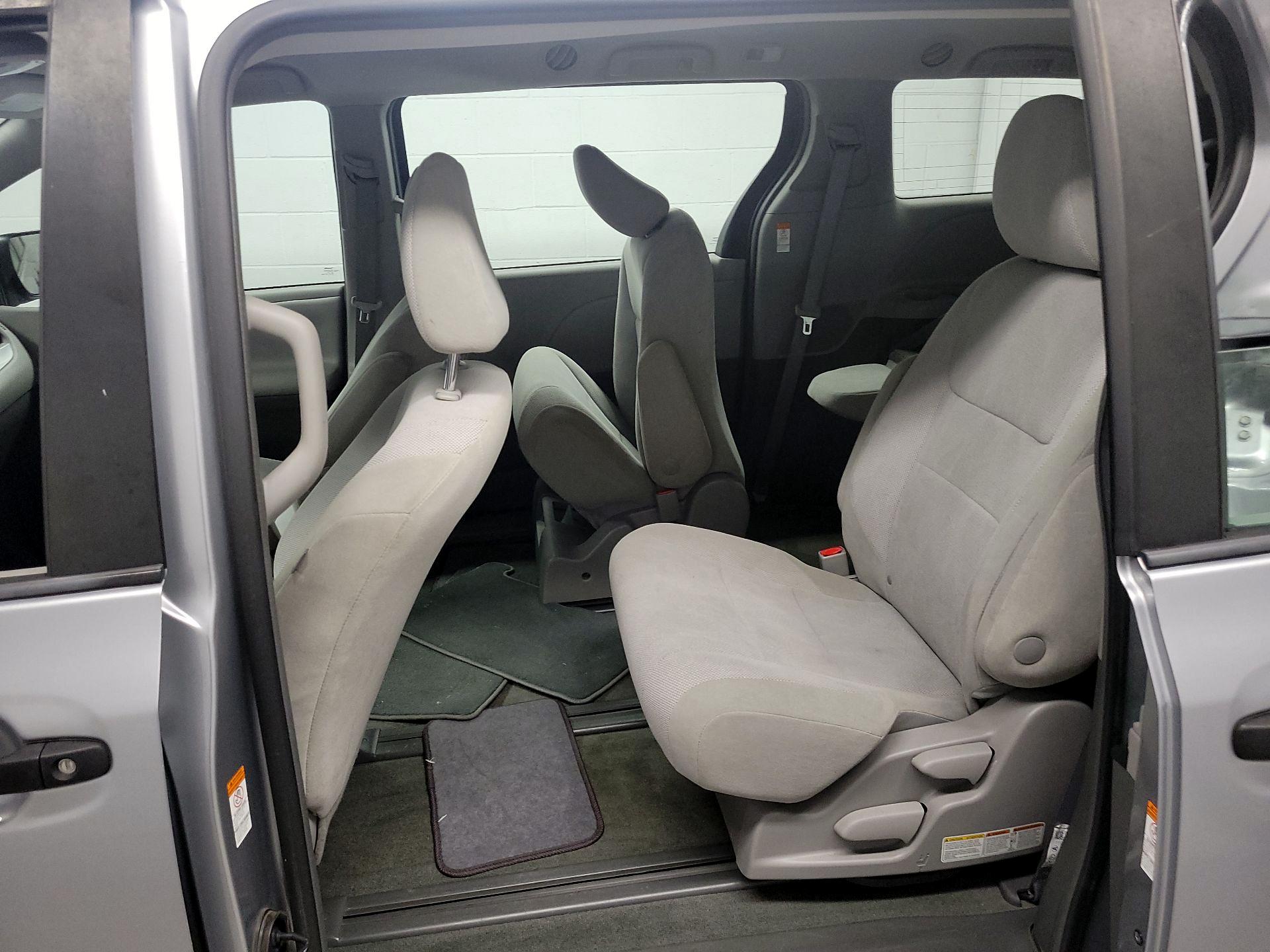 Thumbnail: 2018 Toyota Sienna - 19