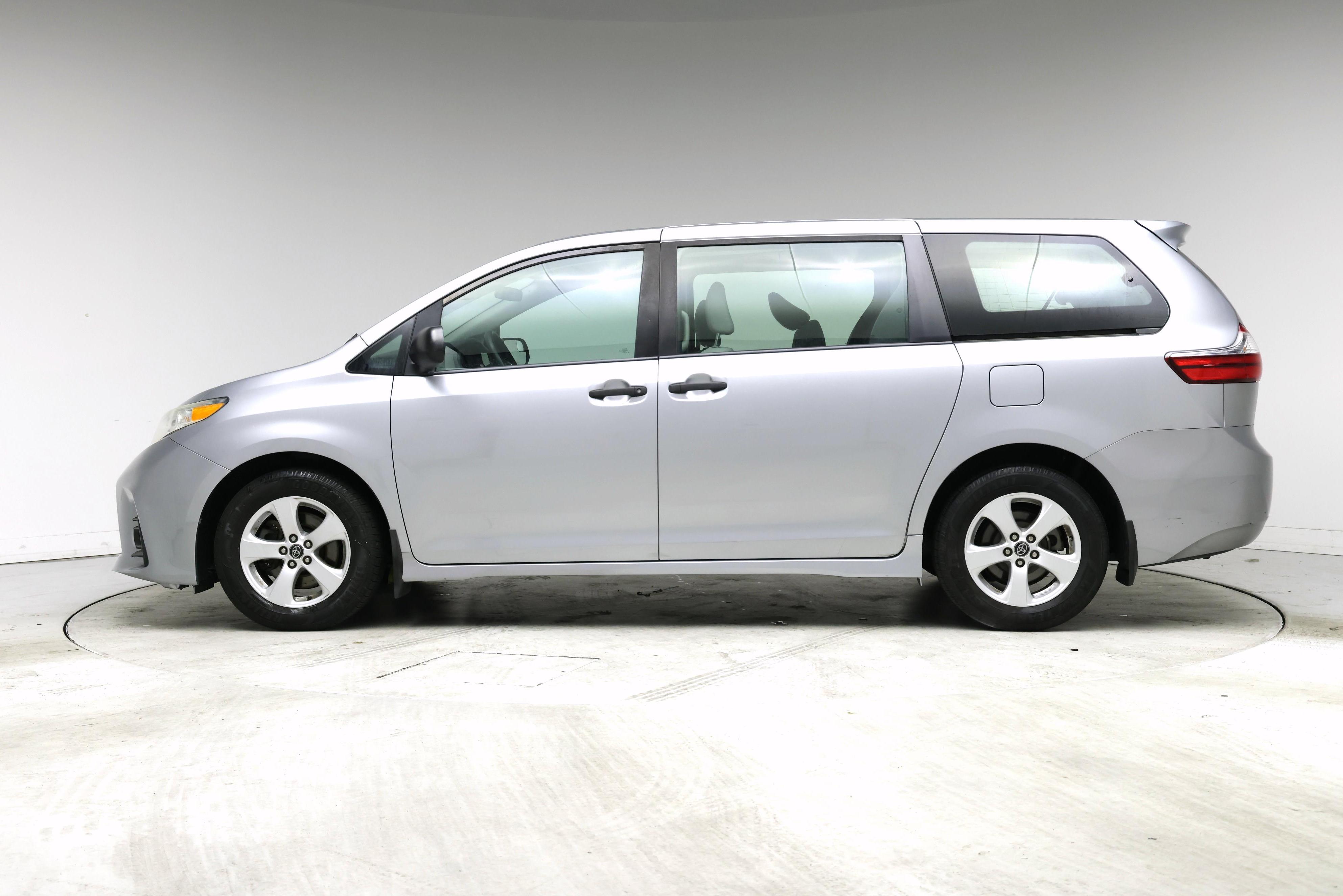 Thumbnail: 2018 Toyota Sienna - 3