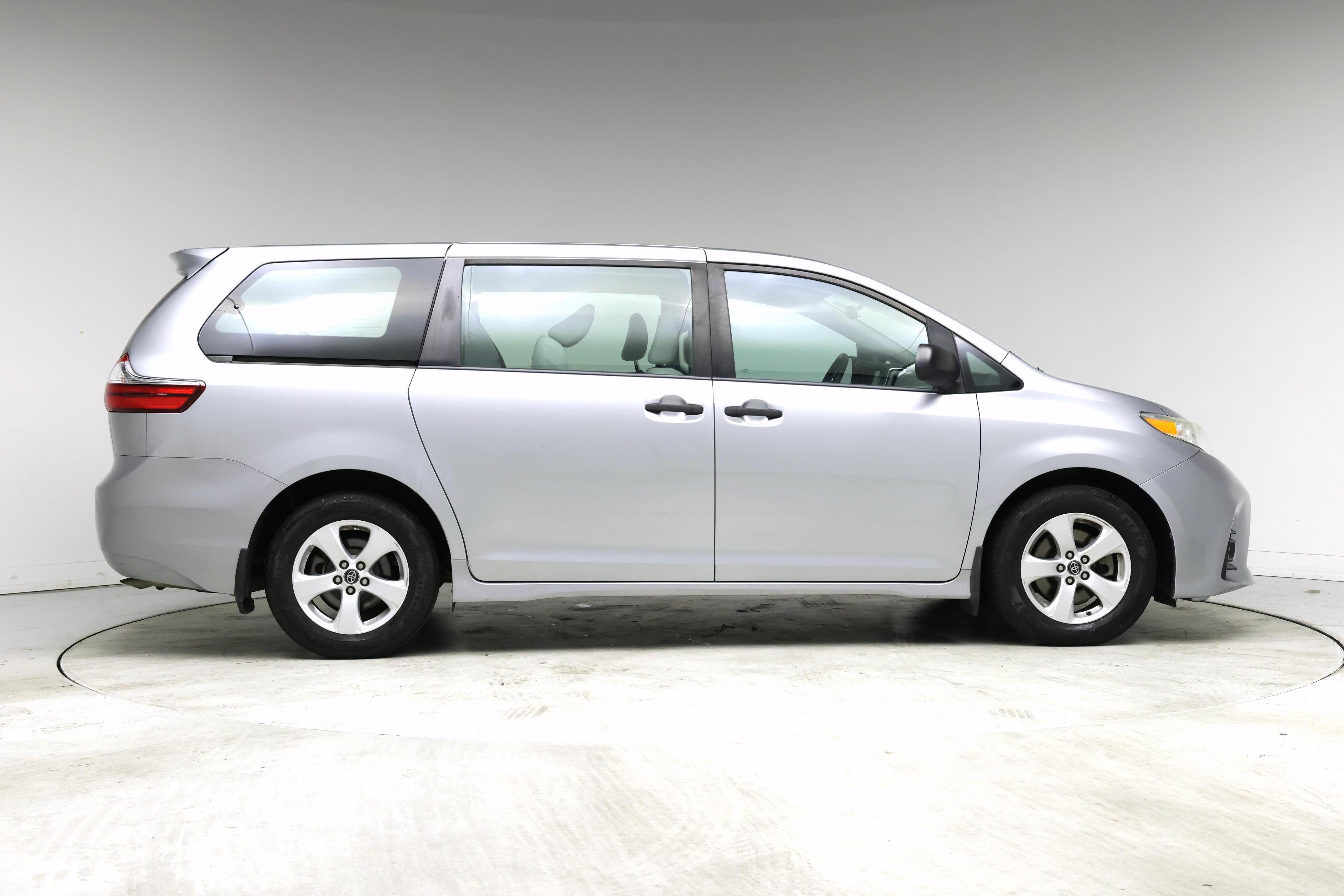 Thumbnail: 2018 Toyota Sienna - 7