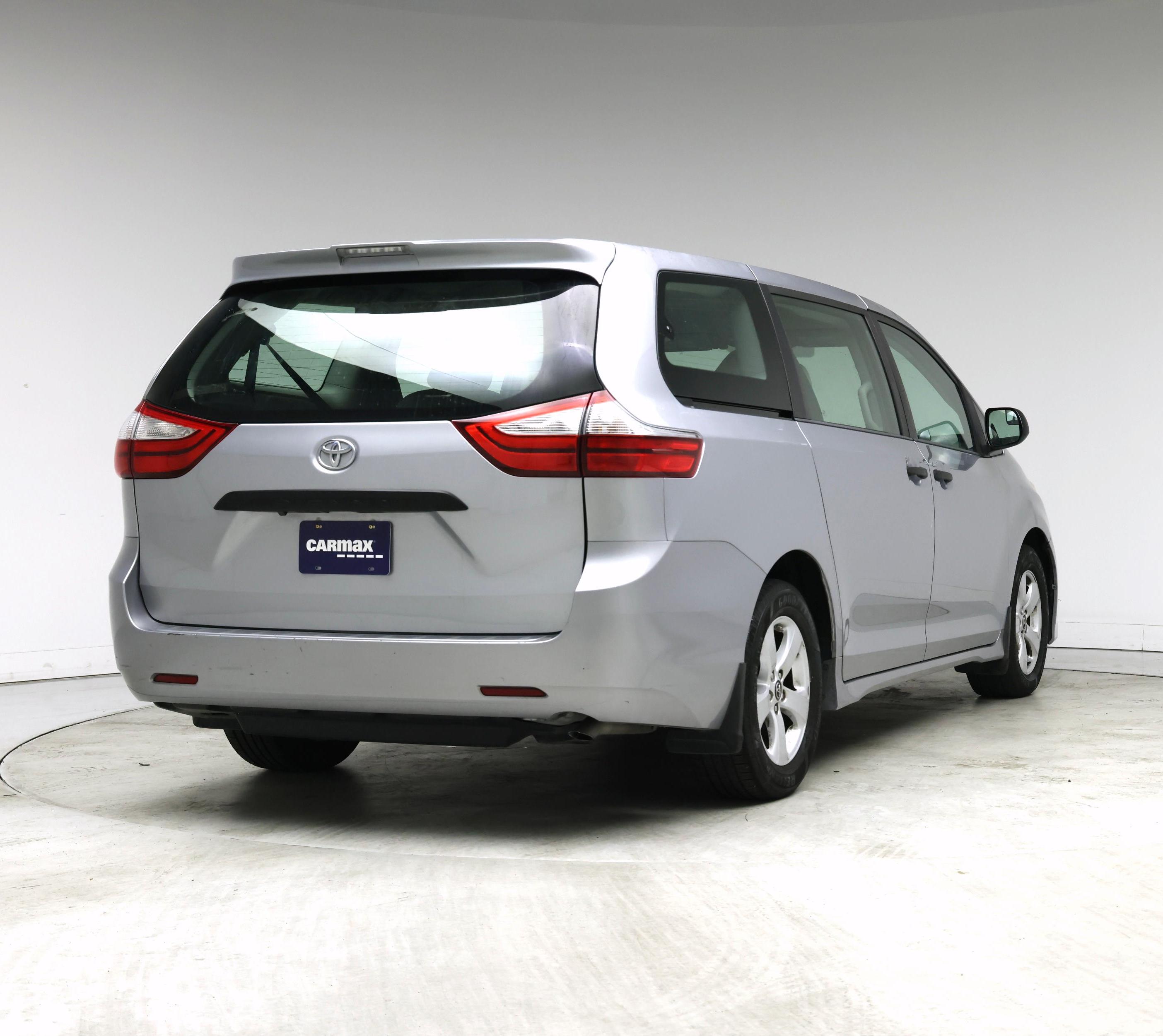 Thumbnail: 2018 Toyota Sienna - 8