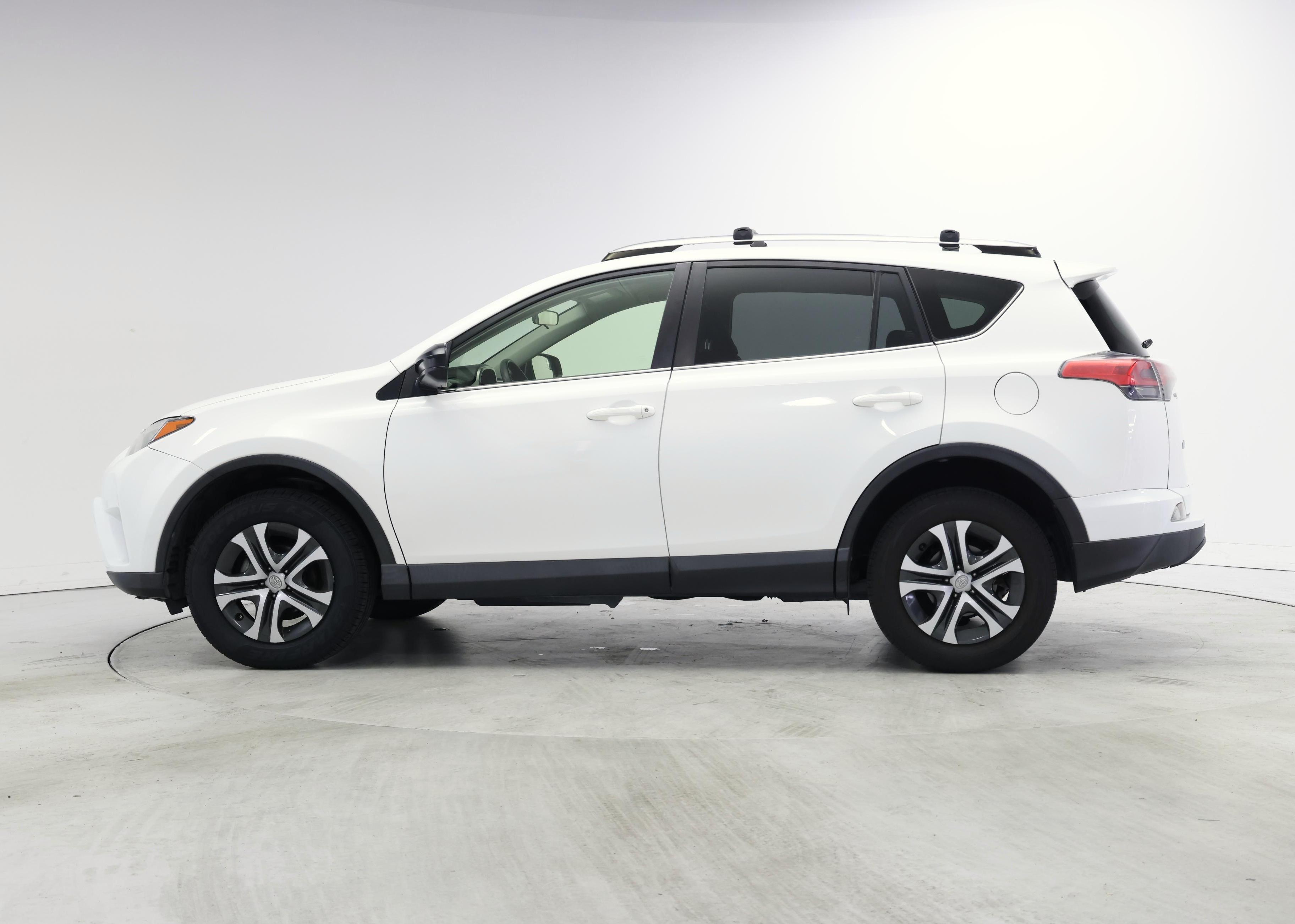 Thumbnail: 2016 Toyota RAV4 - 3