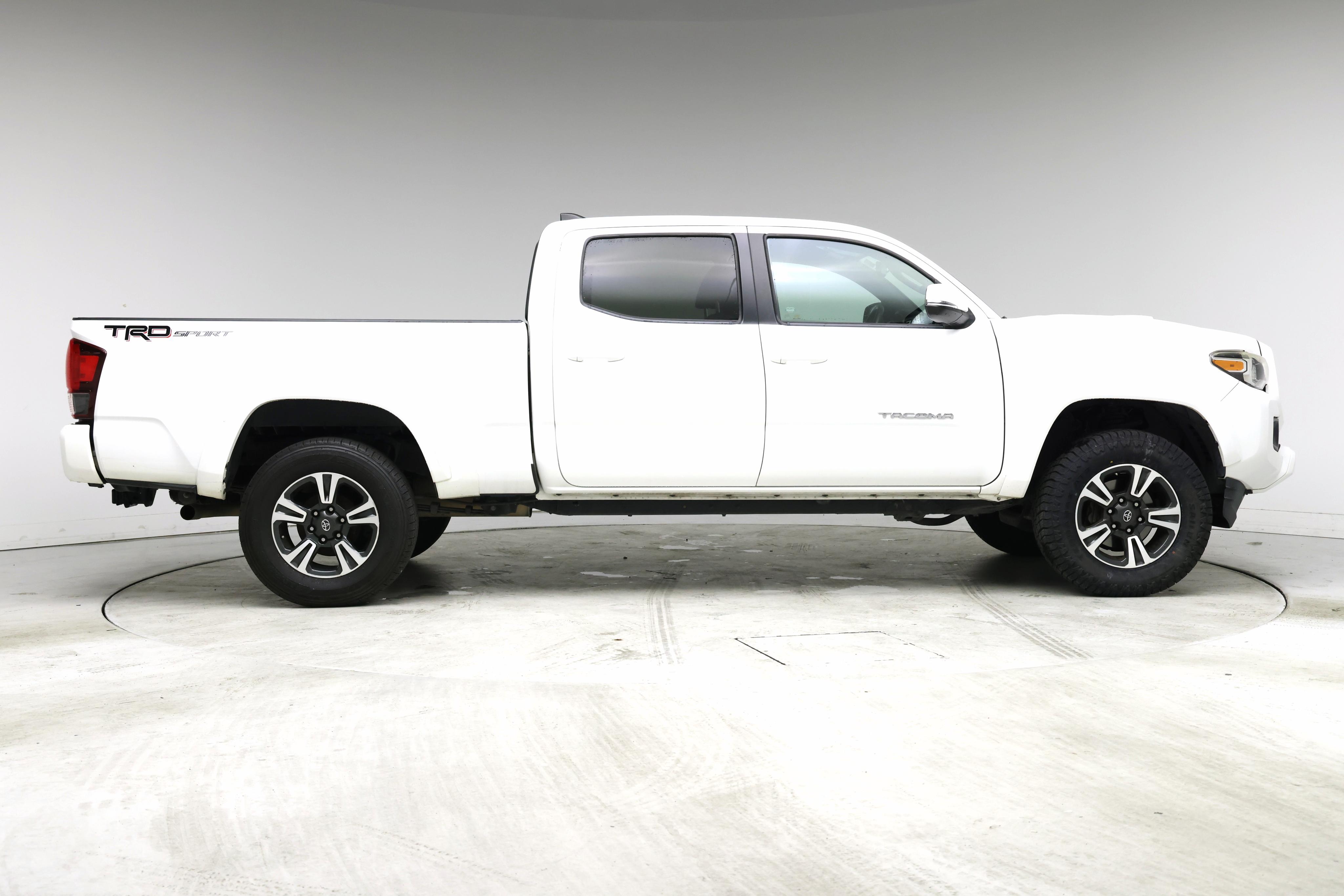 Thumbnail: 2018 Toyota Tacoma - 7