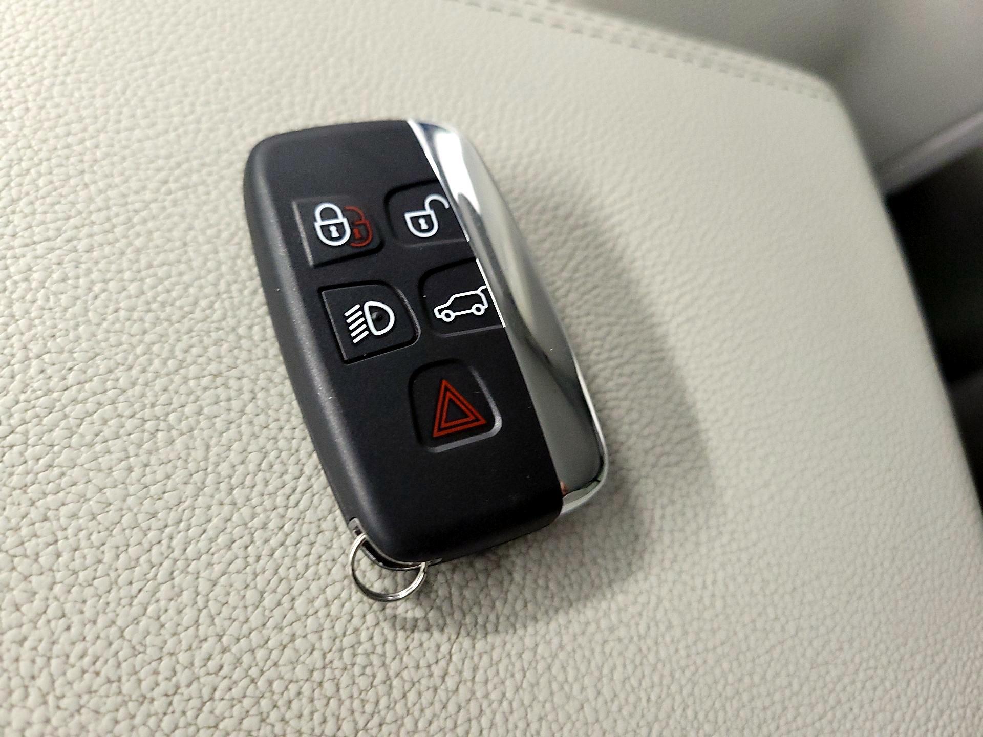 Thumbnail: 2018 Land Rover Discovery Sport - 20