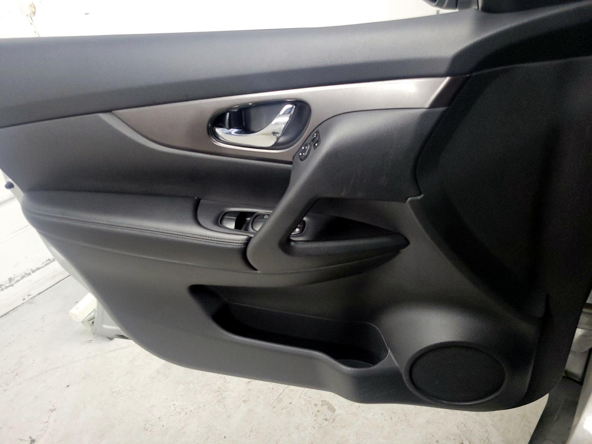 Thumbnail: 2015 Nissan Rogue - 12