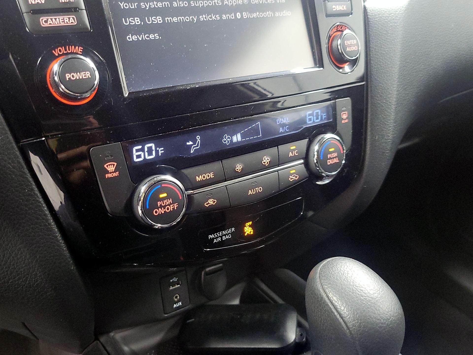 Thumbnail: 2015 Nissan Rogue - 16
