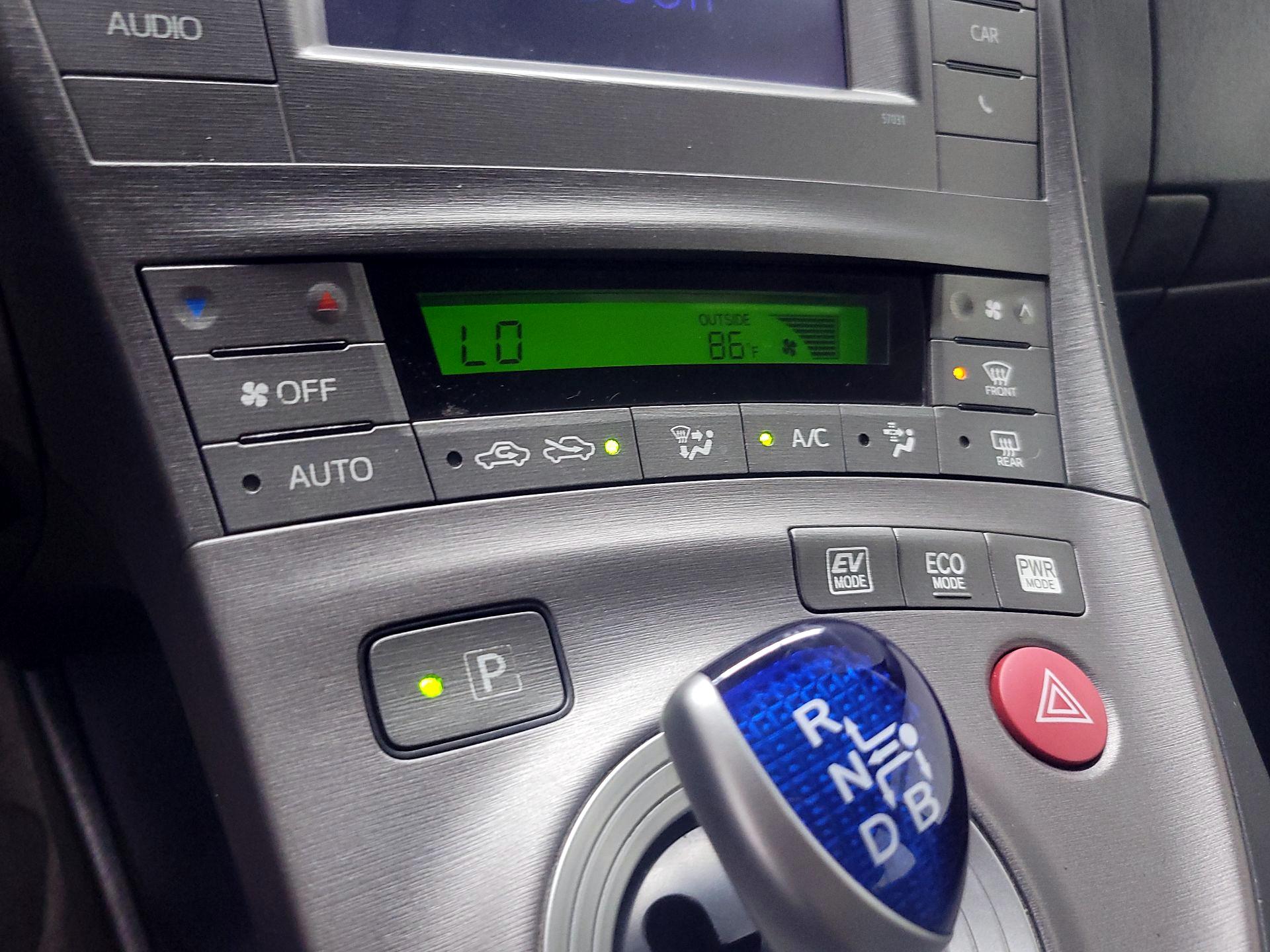 Thumbnail: 2015 Toyota Prius - 16