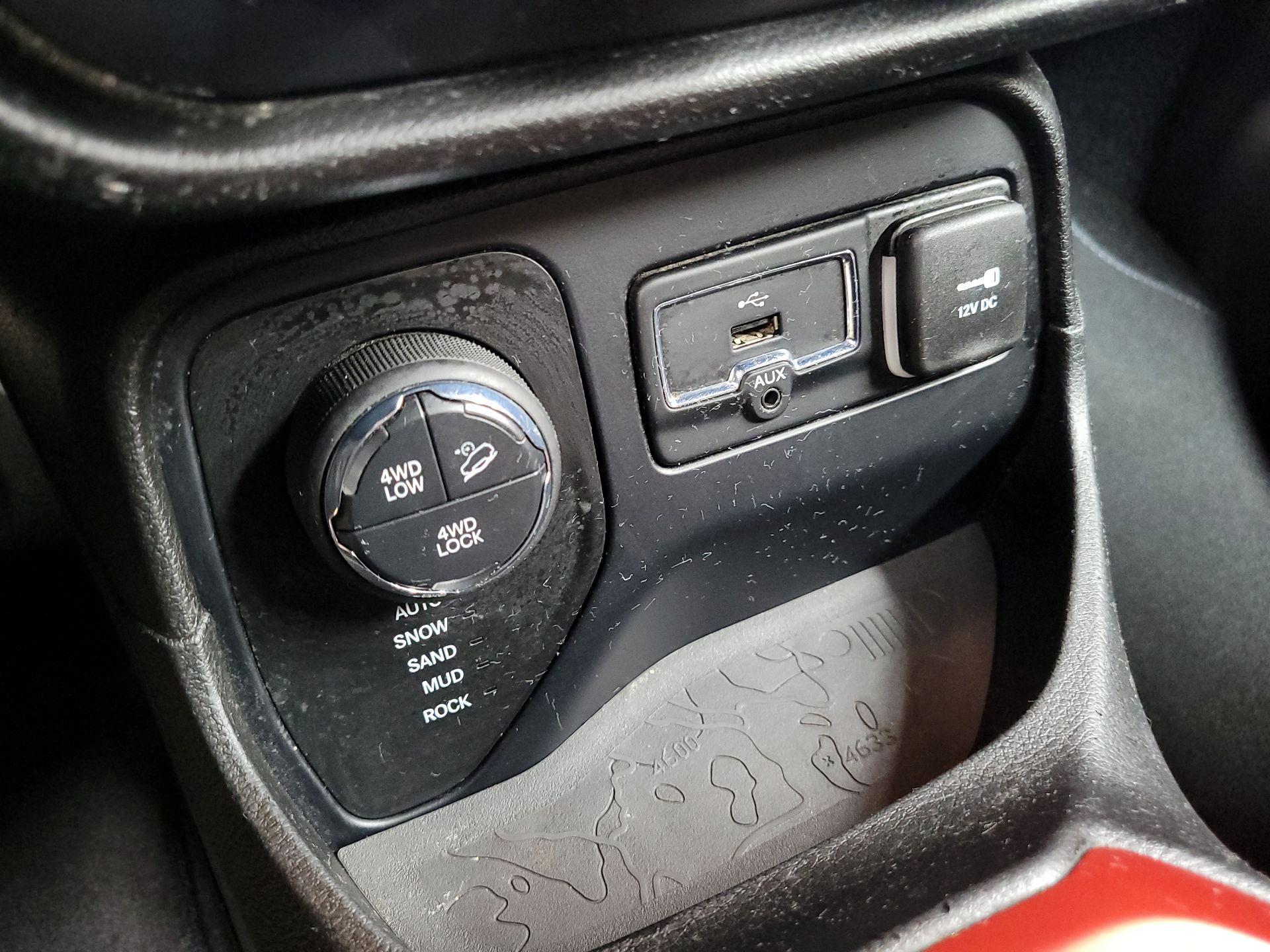 Thumbnail: 2015 Jeep Renegade - 19