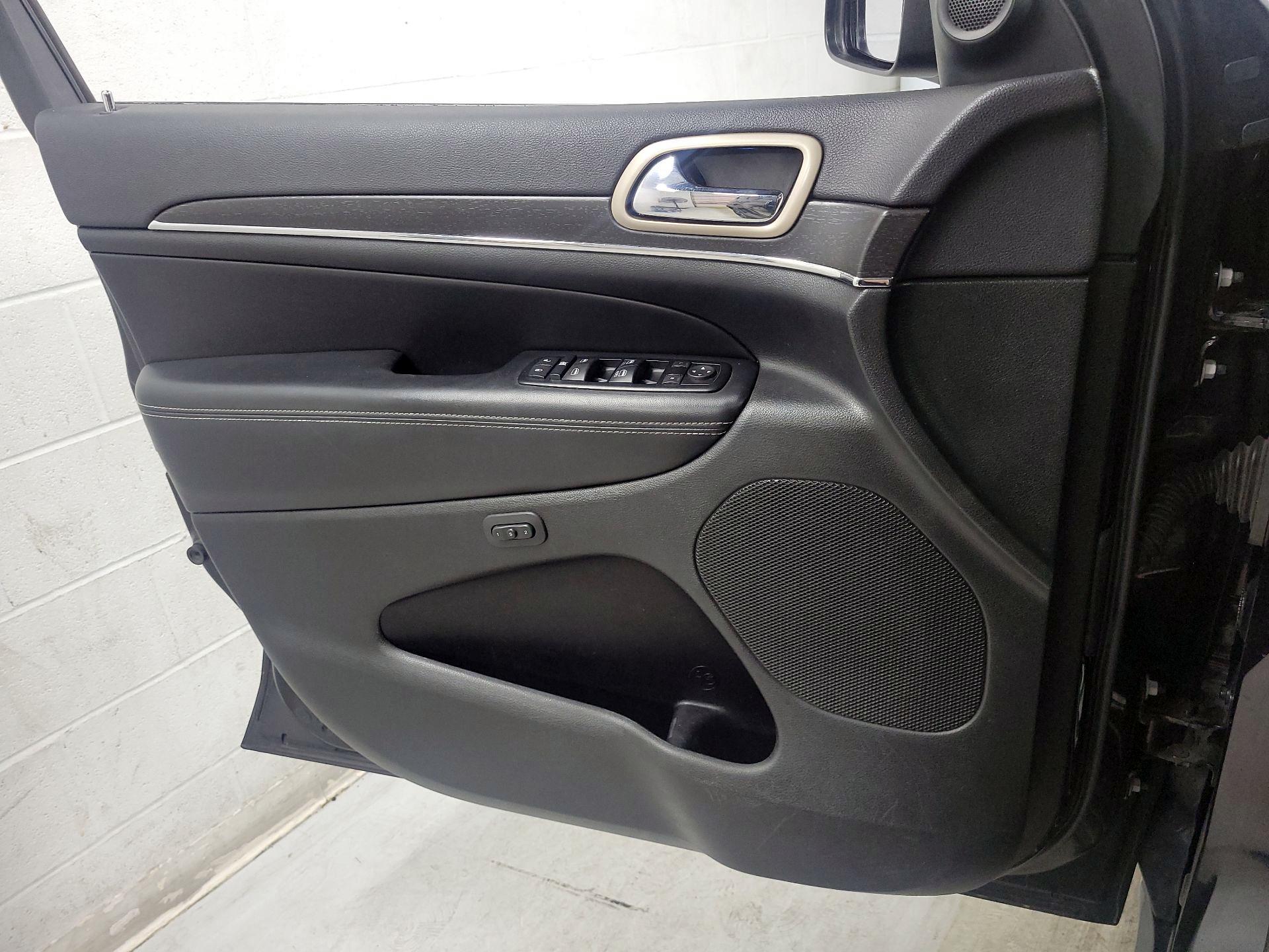 Thumbnail: 2015 Jeep Grand Cherokee - 12