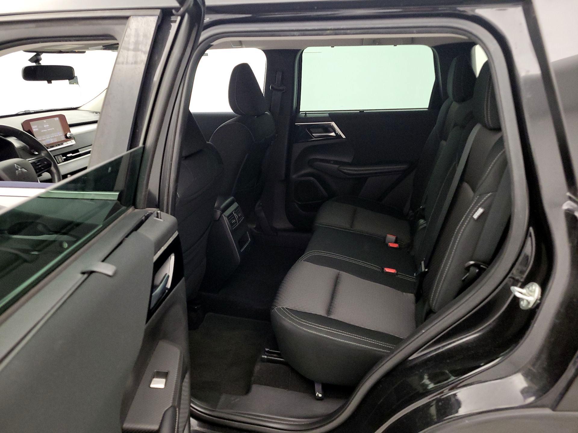 Thumbnail: 2022 Mitsubishi Outlander - 18