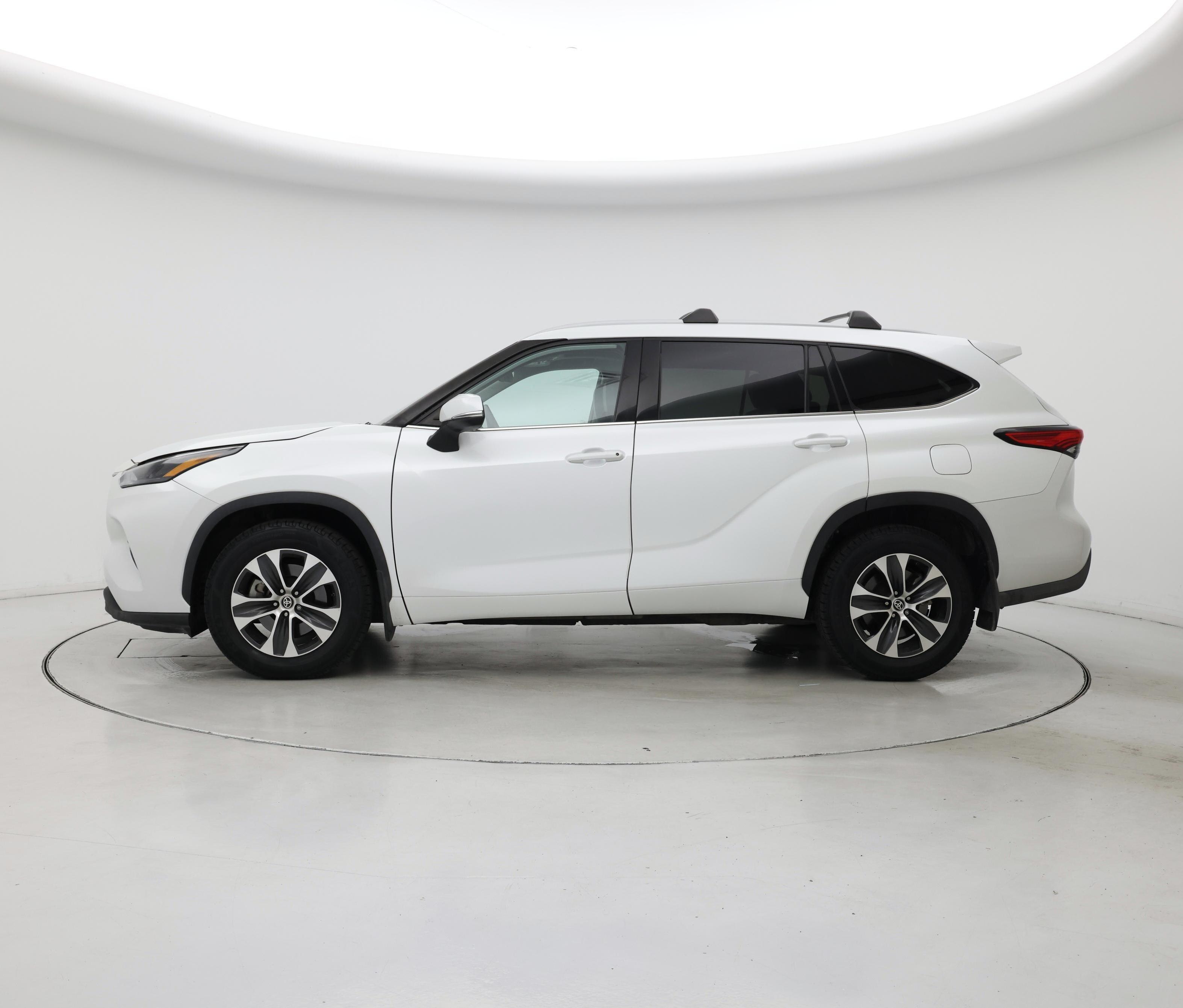 Thumbnail: 2022 Toyota Highlander - 3