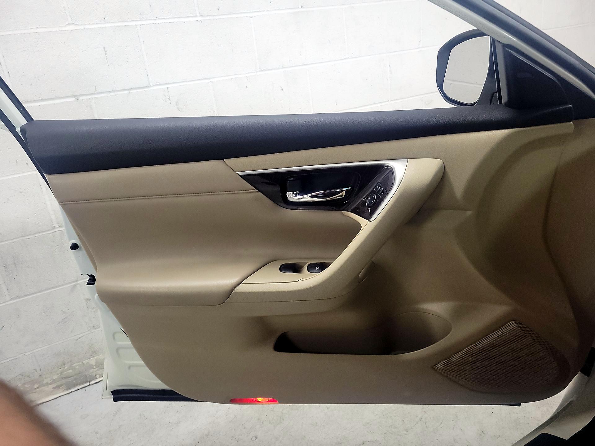 Thumbnail: 2015 Nissan Altima - 12