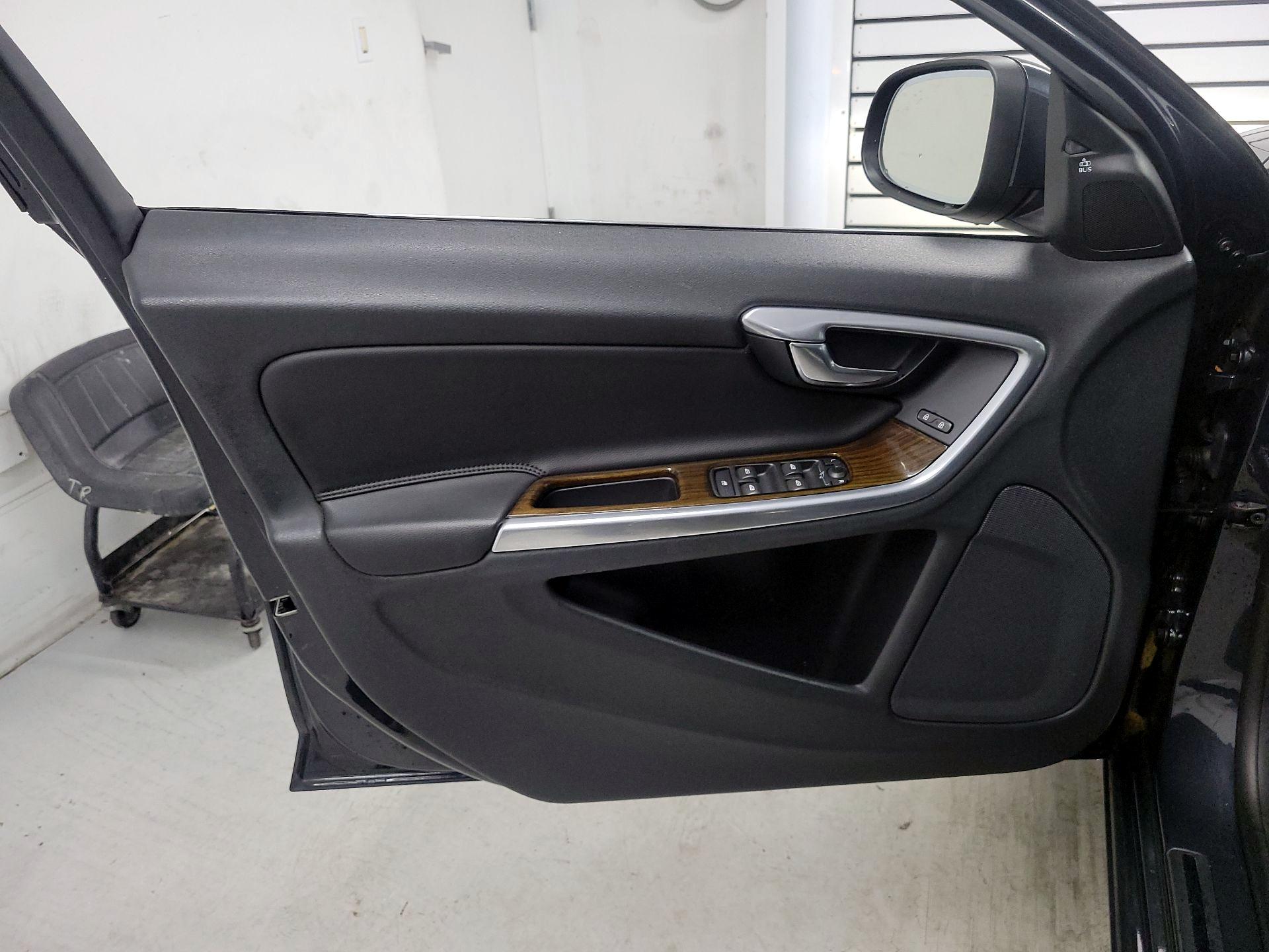 Thumbnail: 2015 Volvo V60 - 12