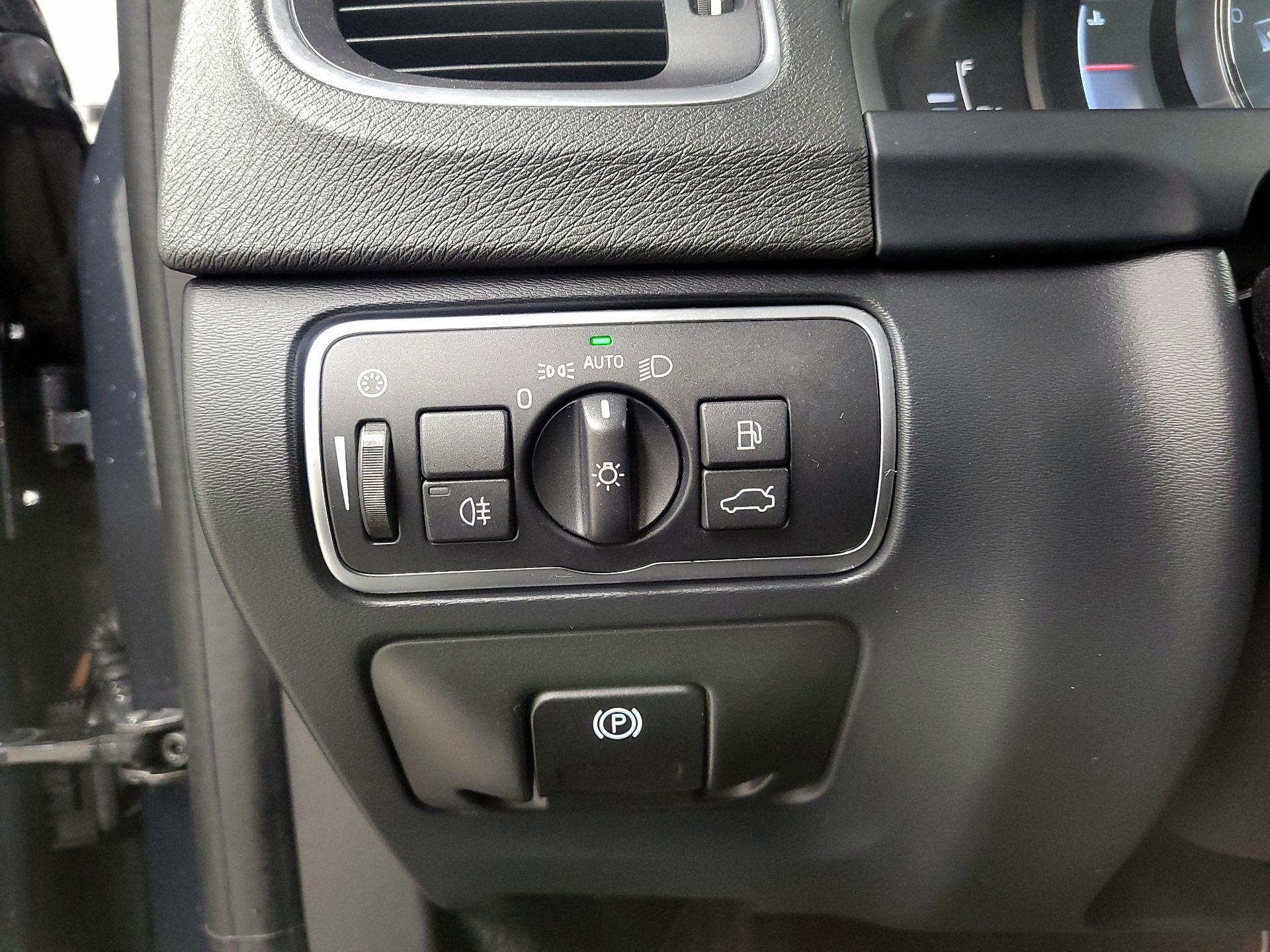 Thumbnail: 2015 Volvo V60 - 13