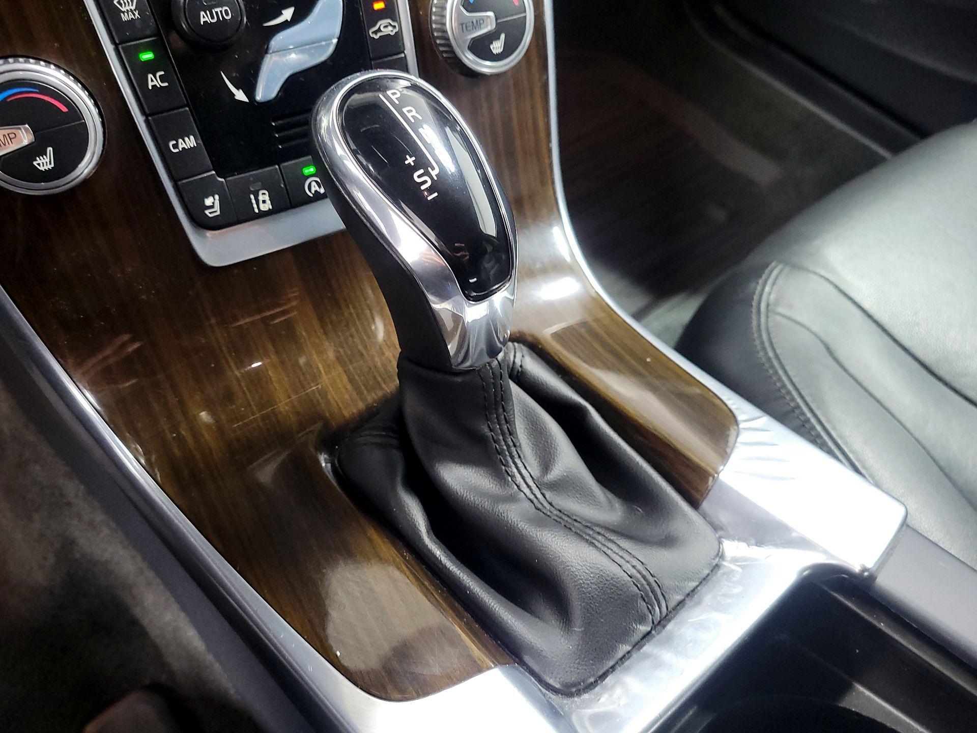 Thumbnail: 2015 Volvo V60 - 17