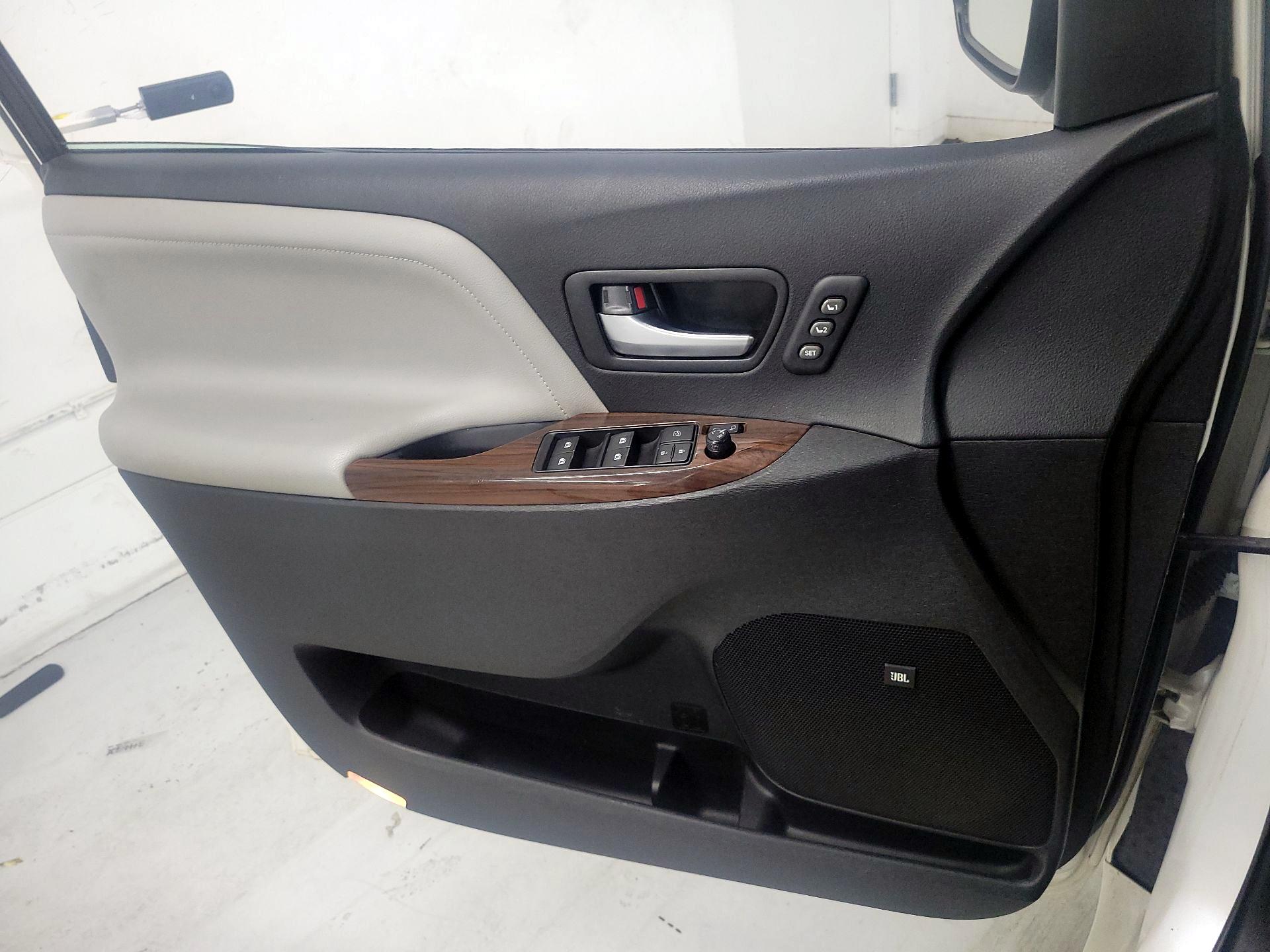 Thumbnail: 2015 Toyota Sienna - 12