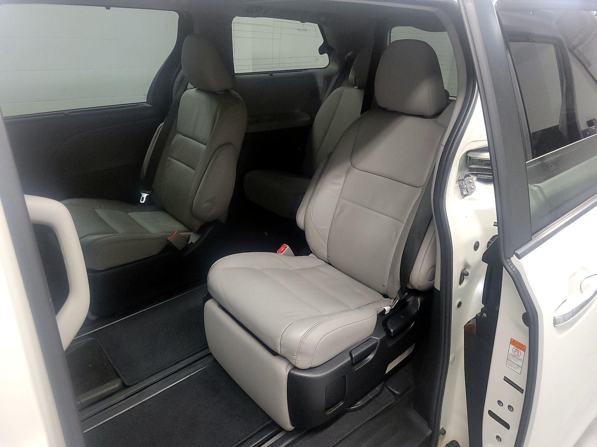 Thumbnail: 2015 Toyota Sienna - 18