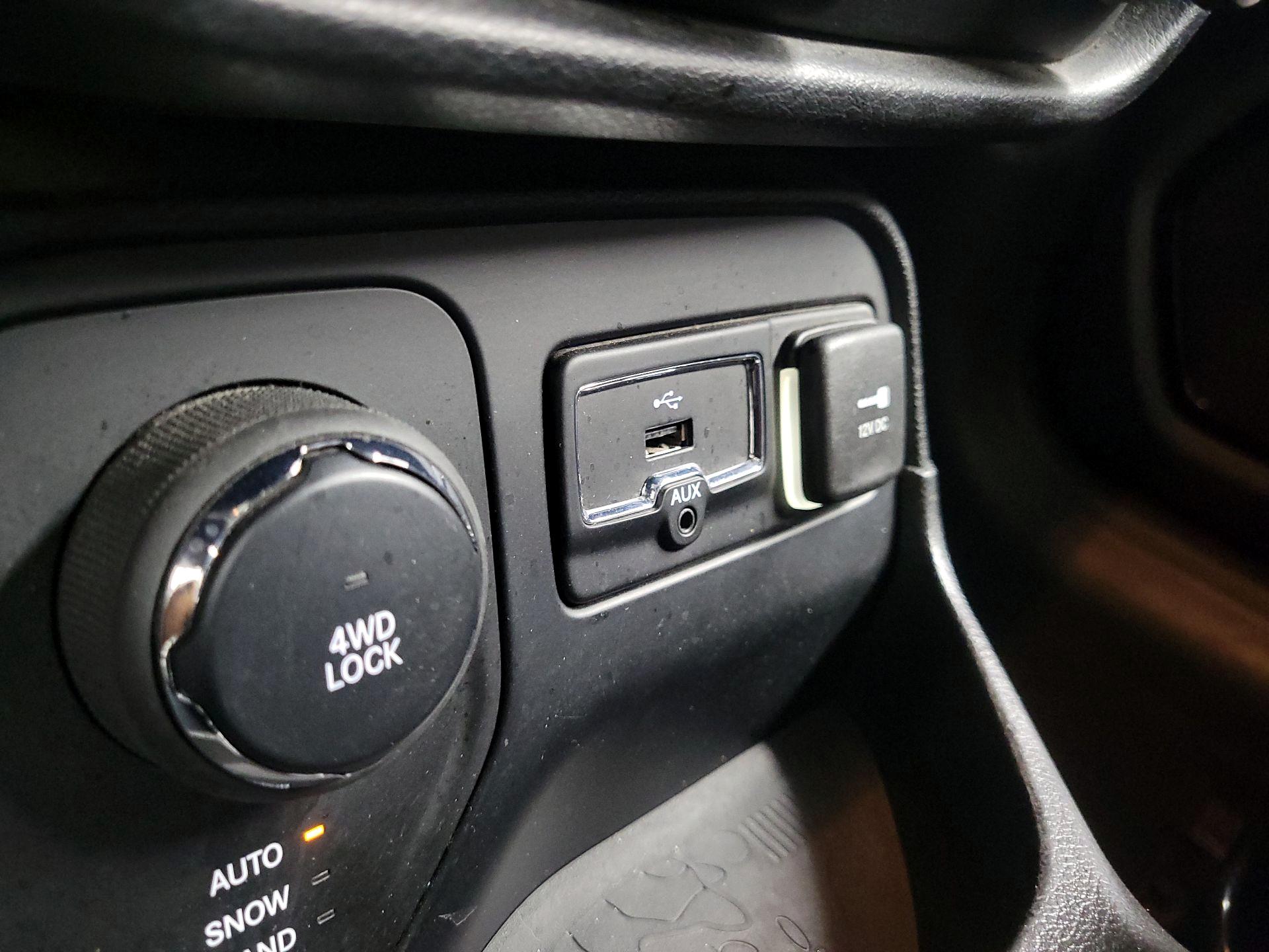 Thumbnail: 2016 Jeep Renegade - 17