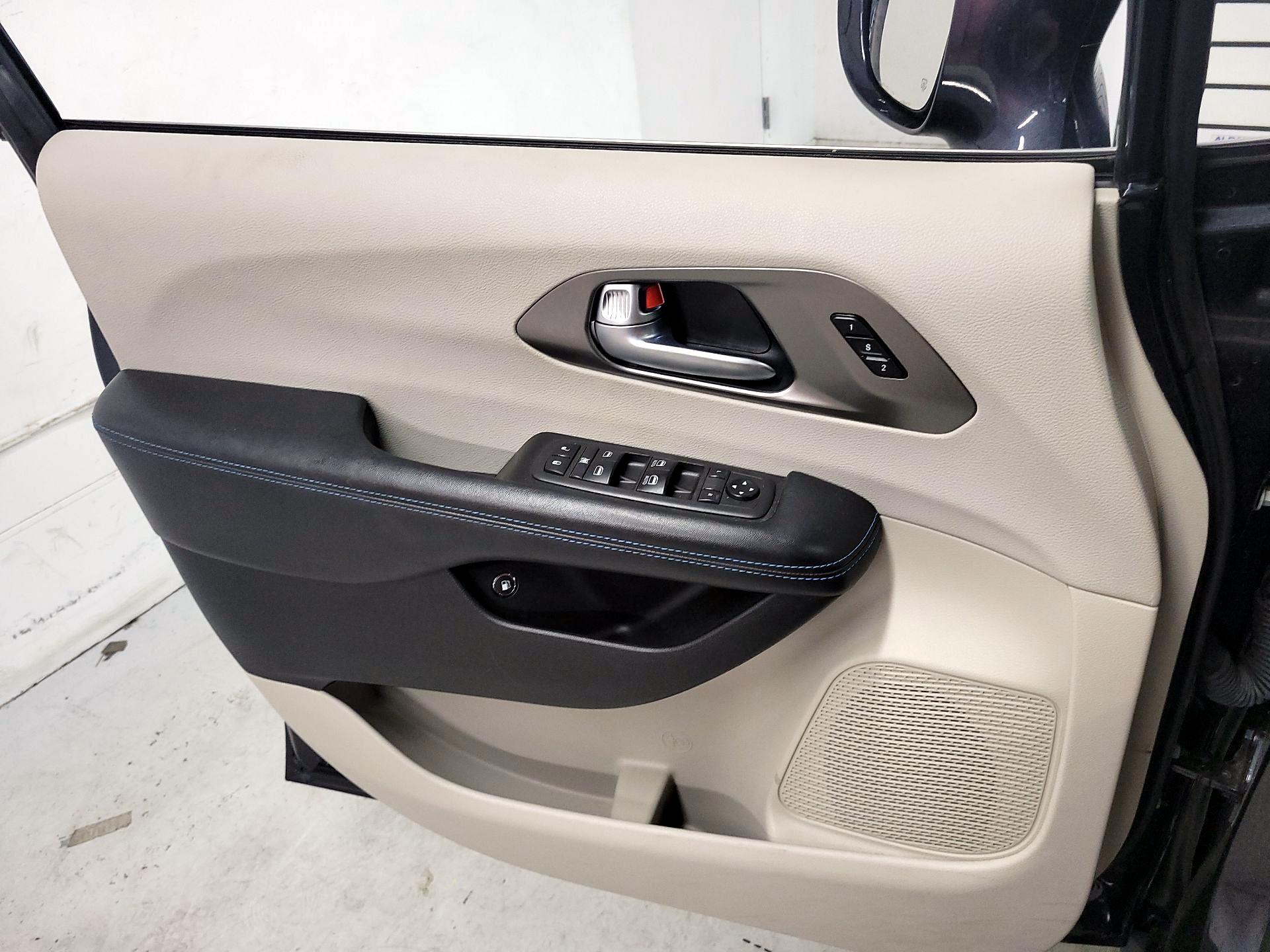 Thumbnail: 2021 Chrysler Pacifica - 12