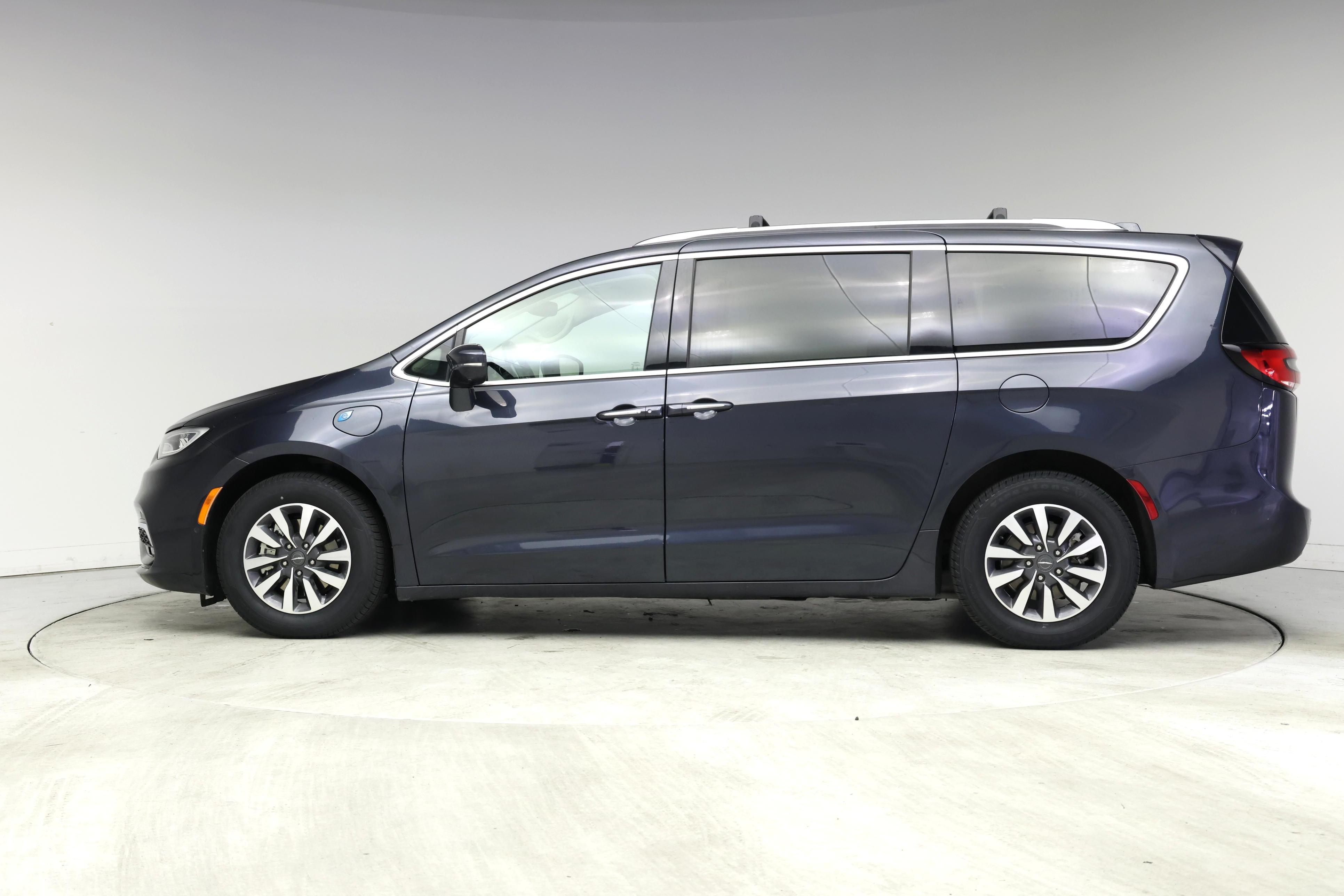 Thumbnail: 2021 Chrysler Pacifica - 3