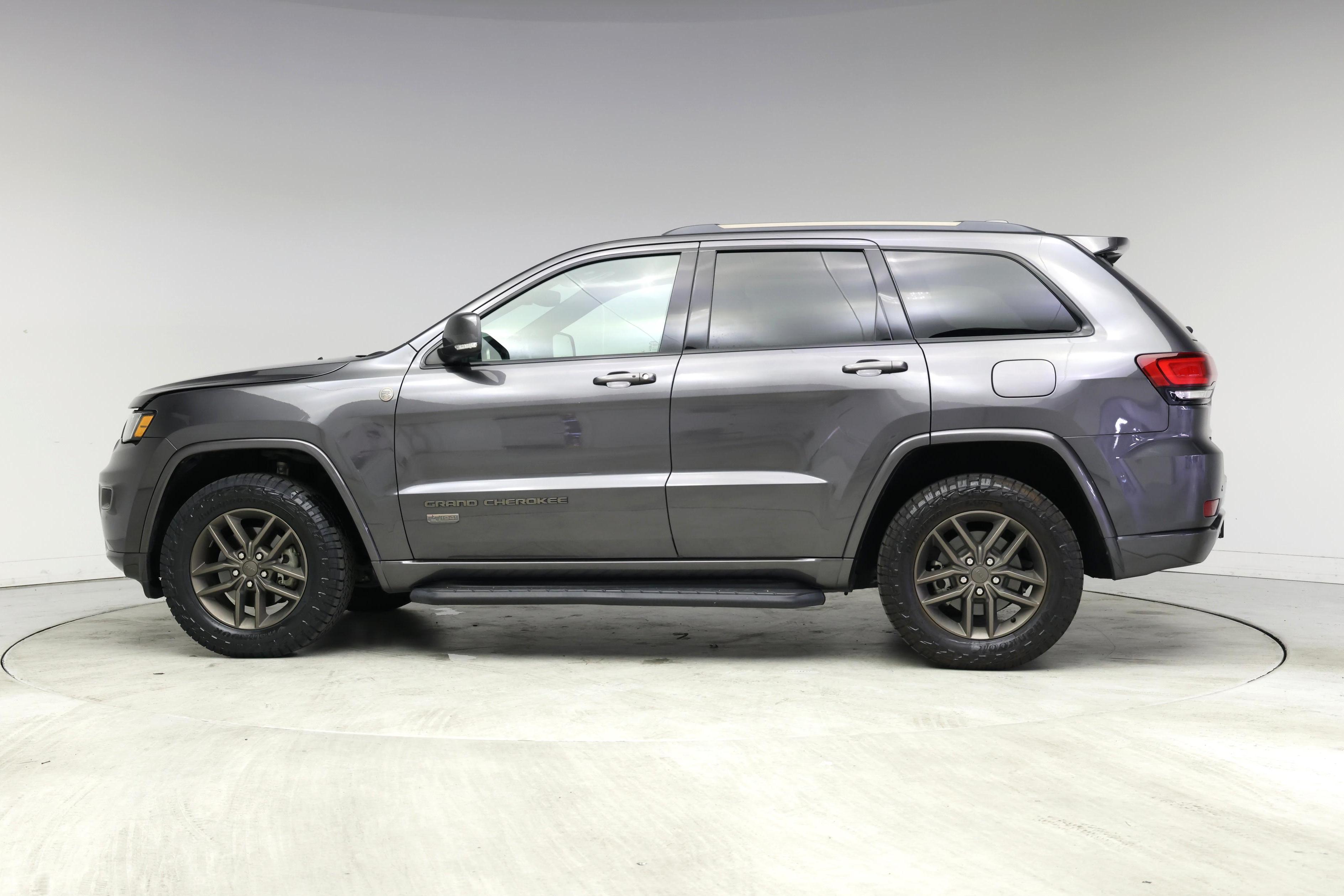 Thumbnail: 2017 Jeep Grand Cherokee - 3