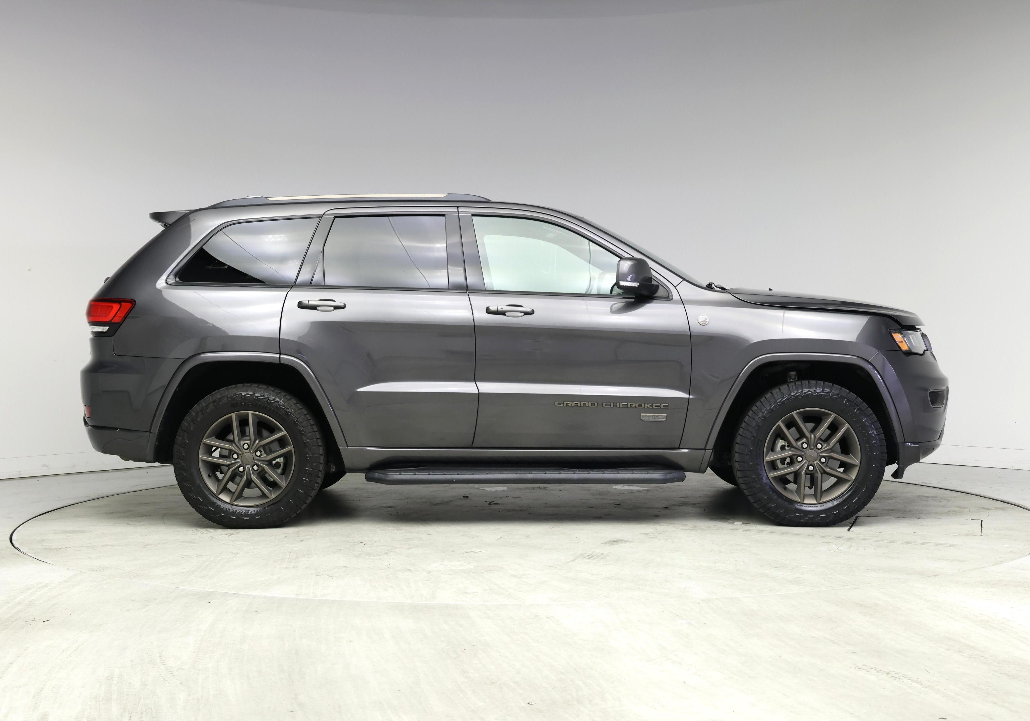Thumbnail: 2017 Jeep Grand Cherokee - 7