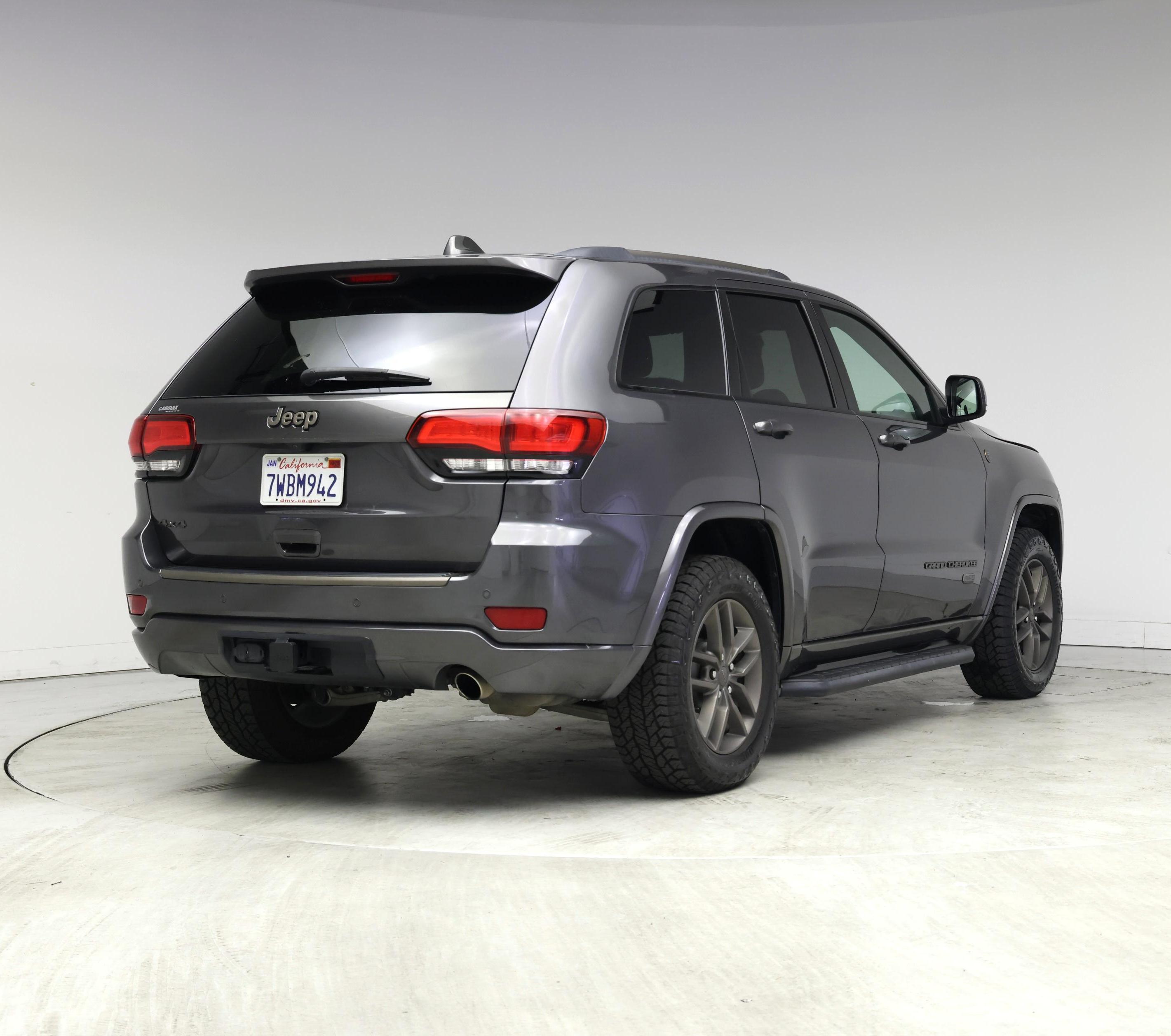 Thumbnail: 2017 Jeep Grand Cherokee - 8