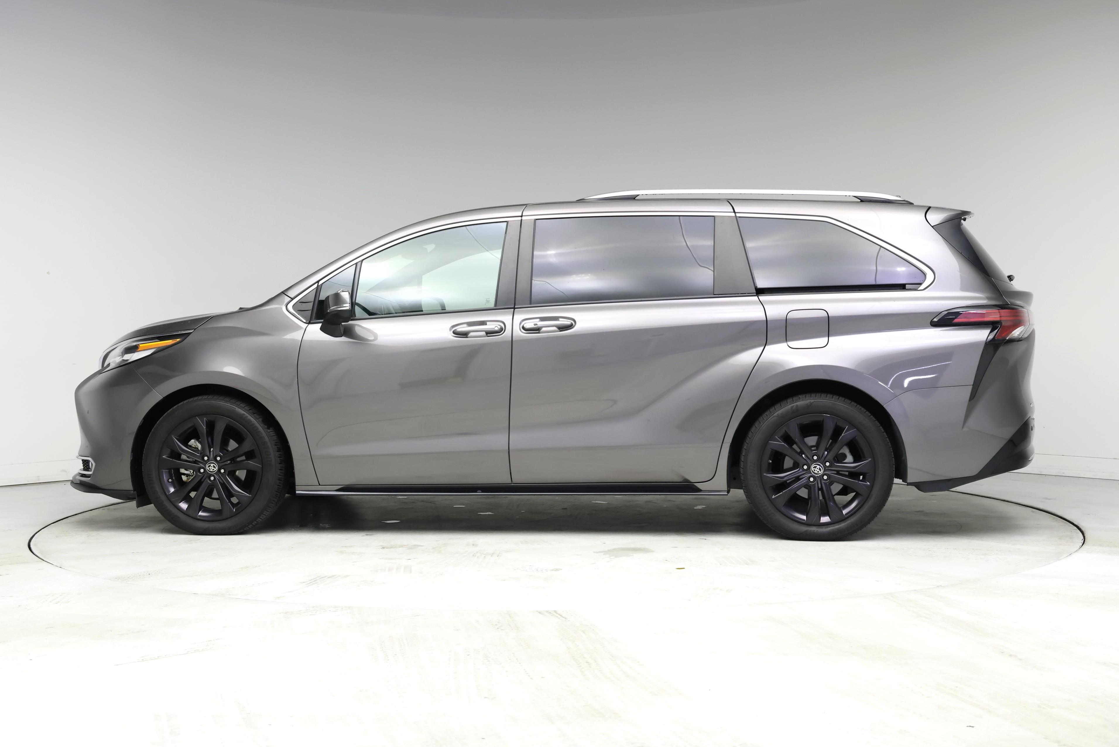 Thumbnail: 2022 Toyota Sienna - 3