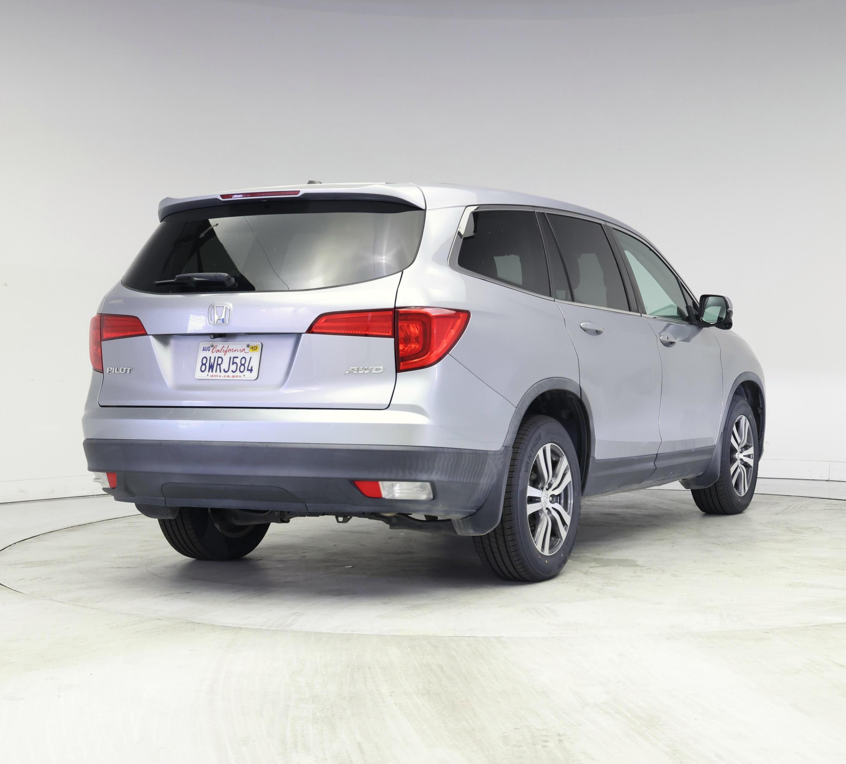 Thumbnail: 2017 Honda Pilot - 8