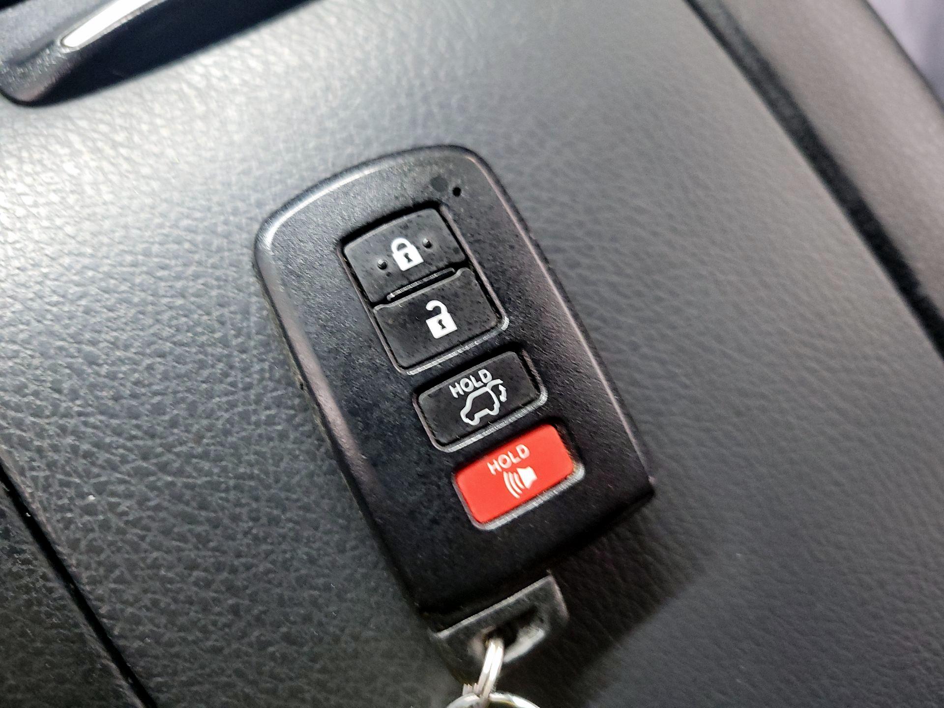 Thumbnail: 2016 Toyota Highlander - 20