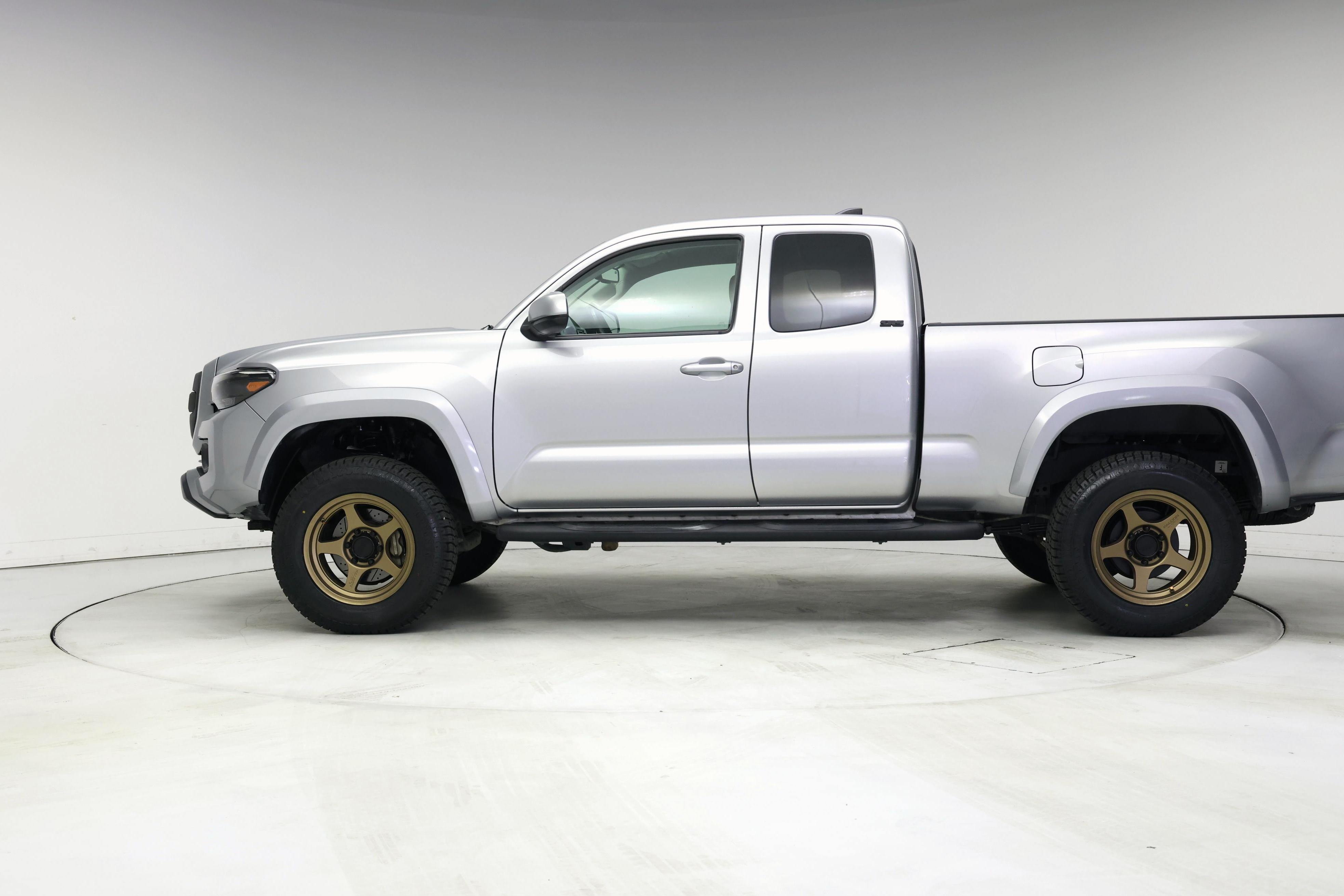 Thumbnail: 2017 Toyota Tacoma - 3