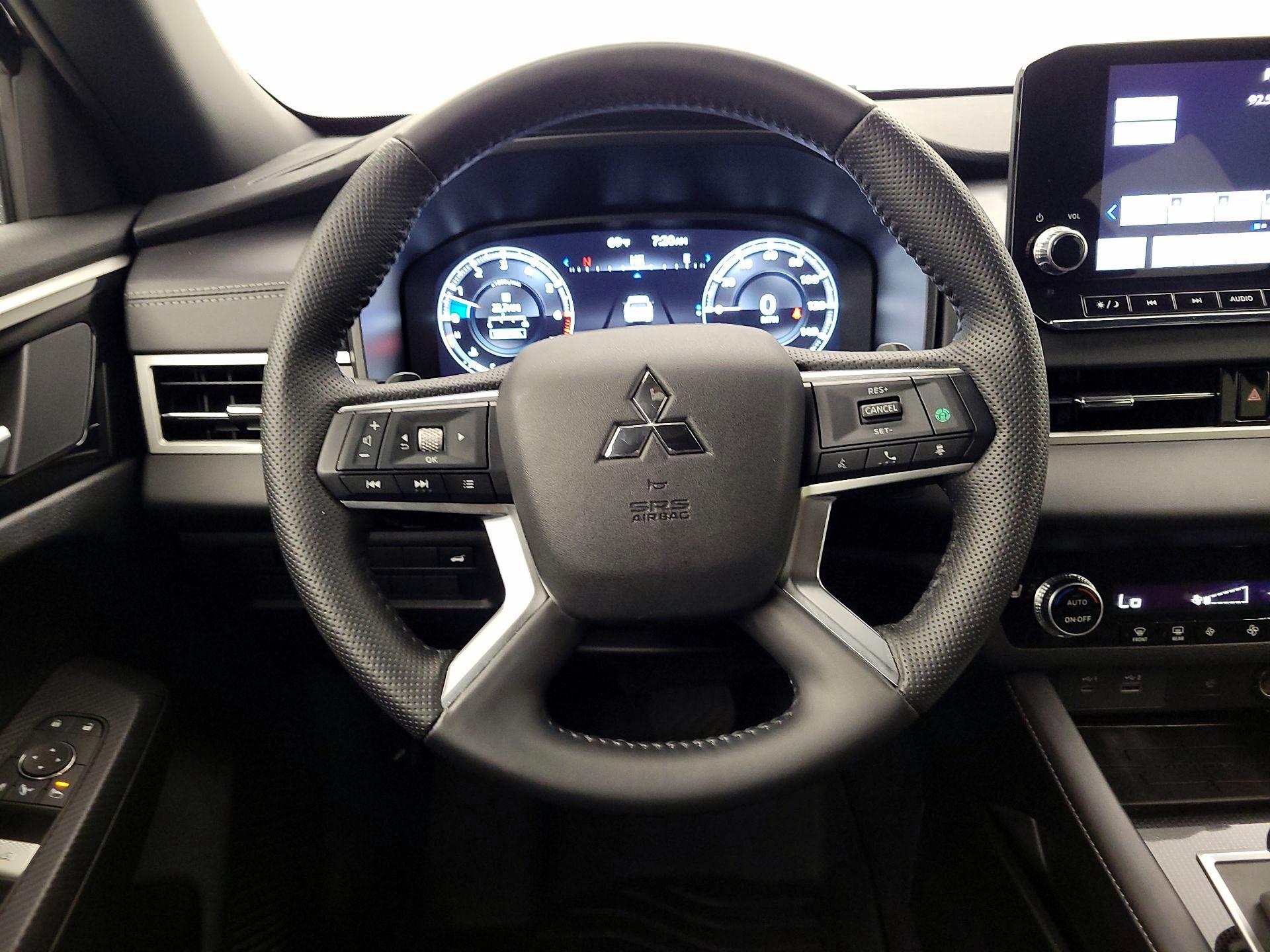 Thumbnail: 2024 Mitsubishi Outlander - 10
