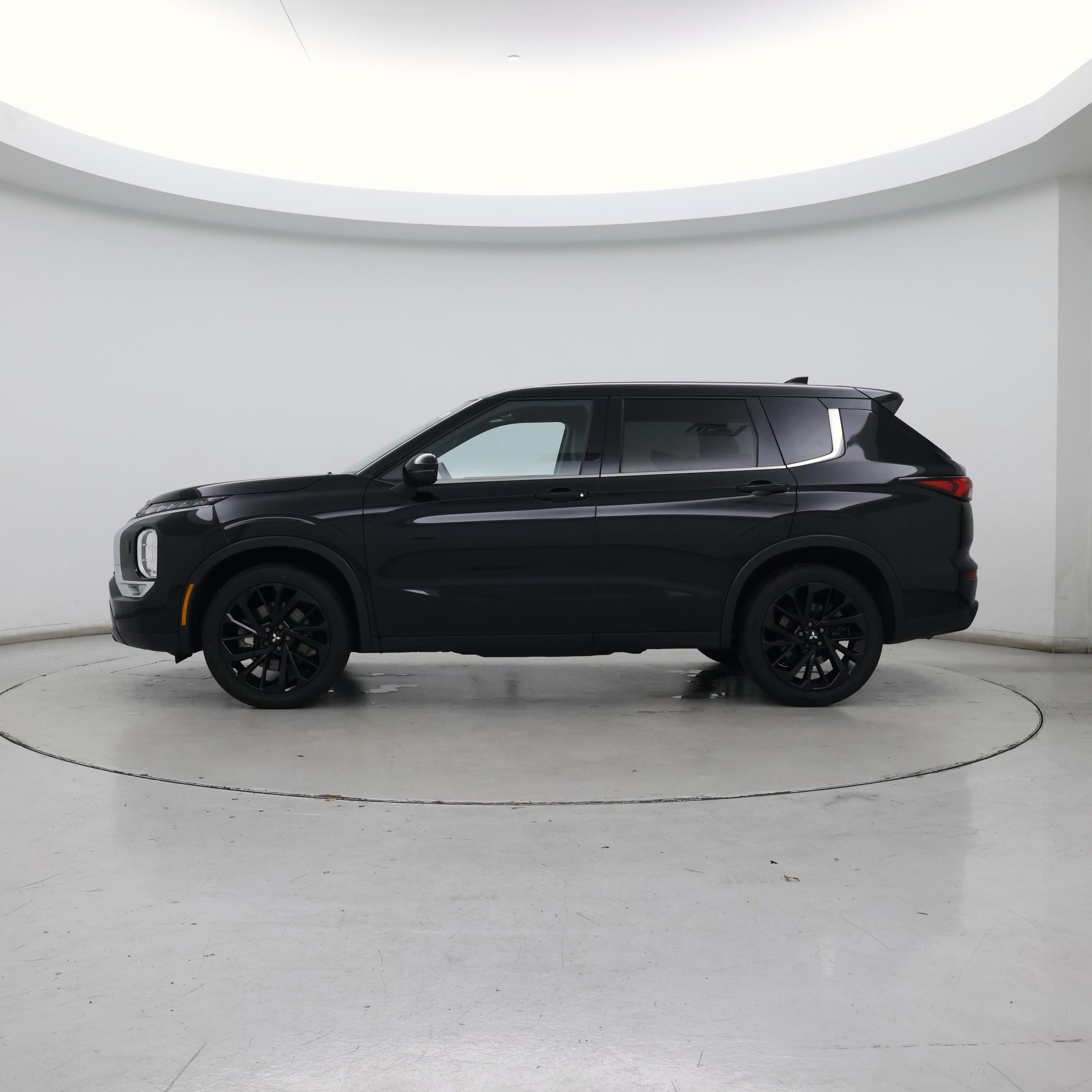 Thumbnail: 2024 Mitsubishi Outlander - 3