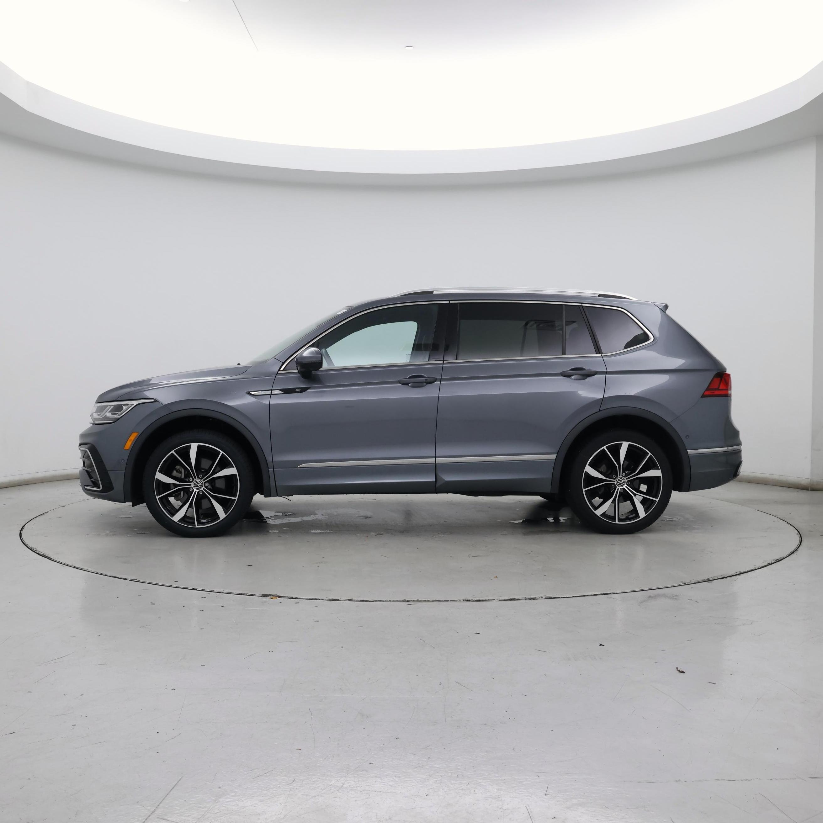 Thumbnail: 2022 Volkswagen Tiguan - 3