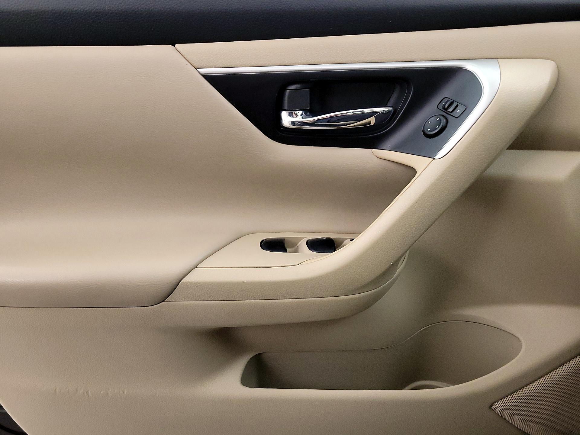 Thumbnail: 2016 Nissan Altima - 12