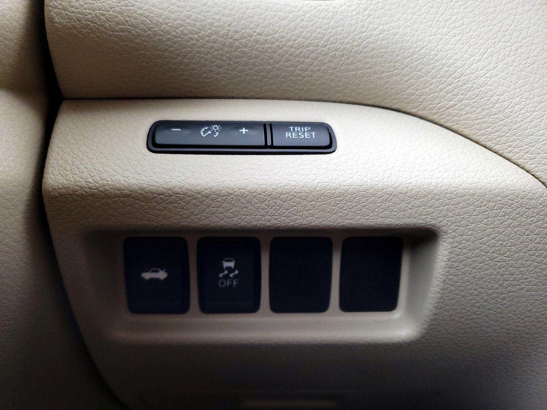 Thumbnail: 2016 Nissan Altima - 13
