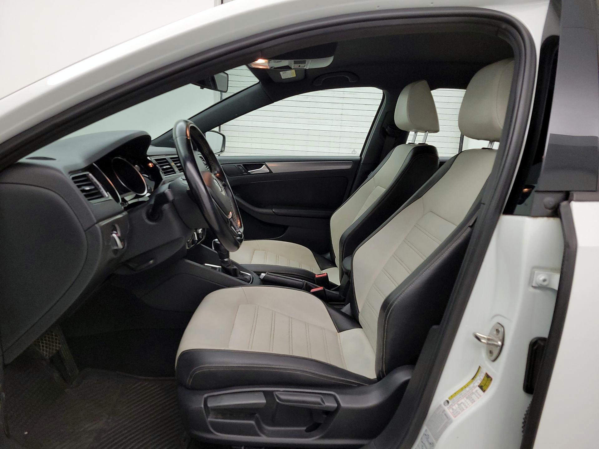 Thumbnail: 2016 Volkswagen Jetta - 11