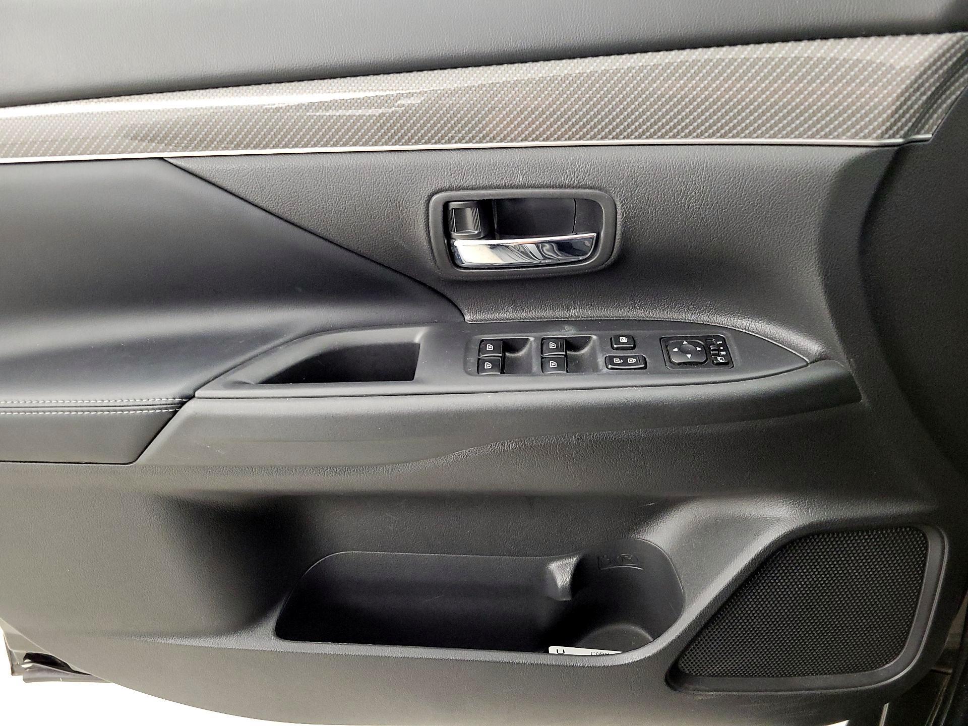 Thumbnail: 2019 Mitsubishi Outlander - 12