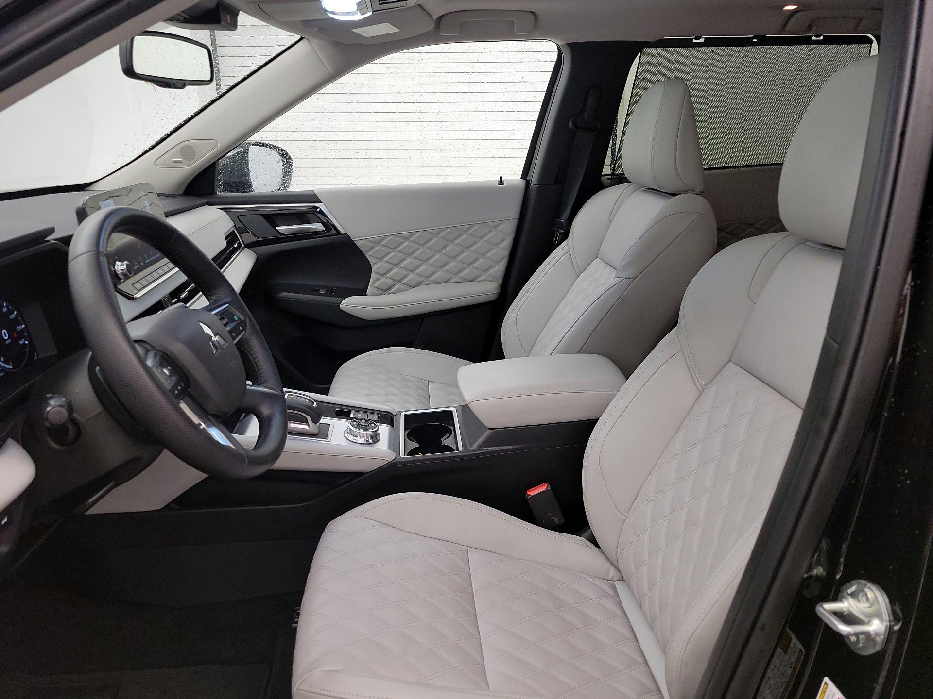 Thumbnail: 2024 Mitsubishi Outlander - 11