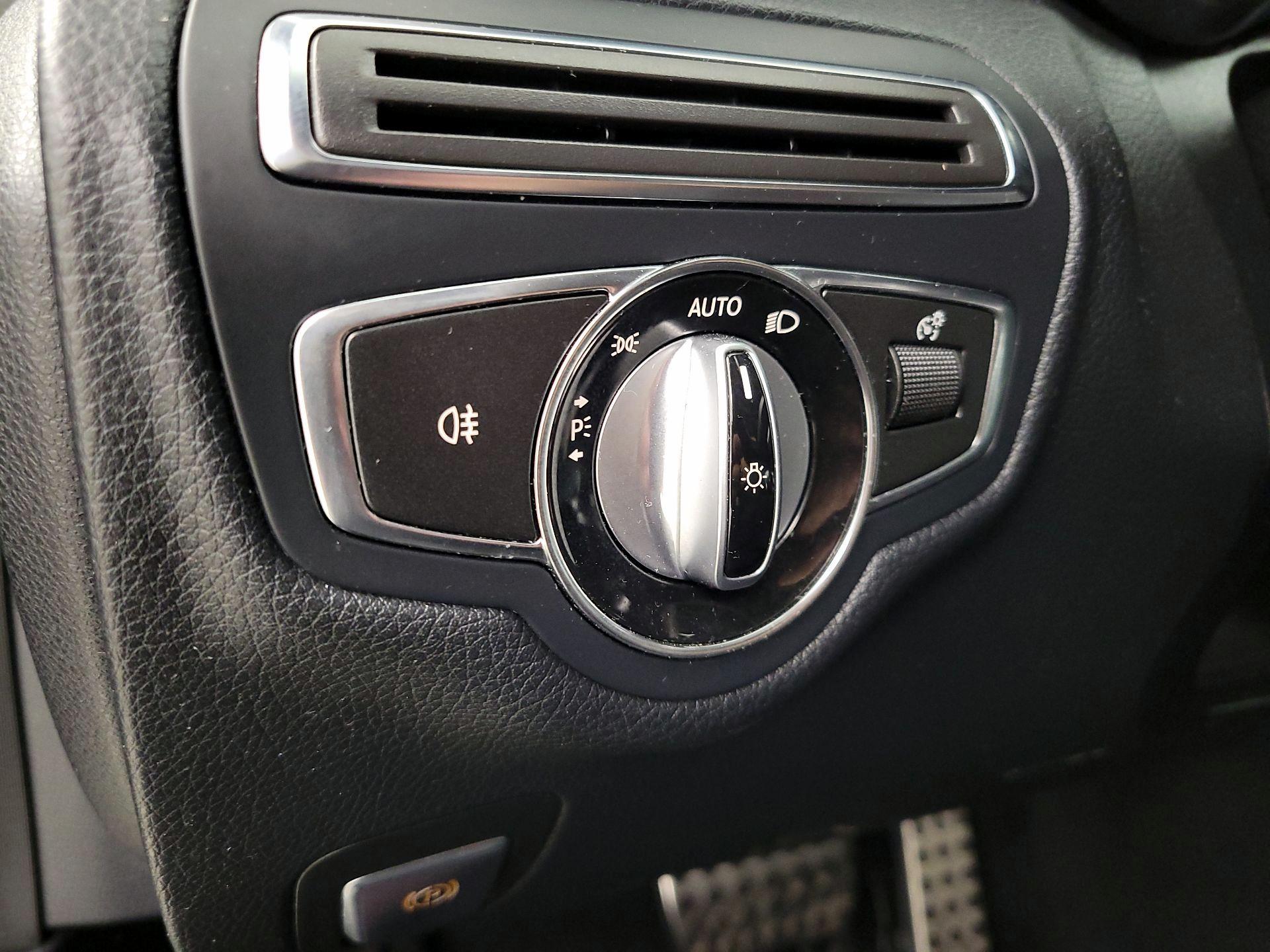 Thumbnail: 2015 Mercedes-Benz C-Class - 13