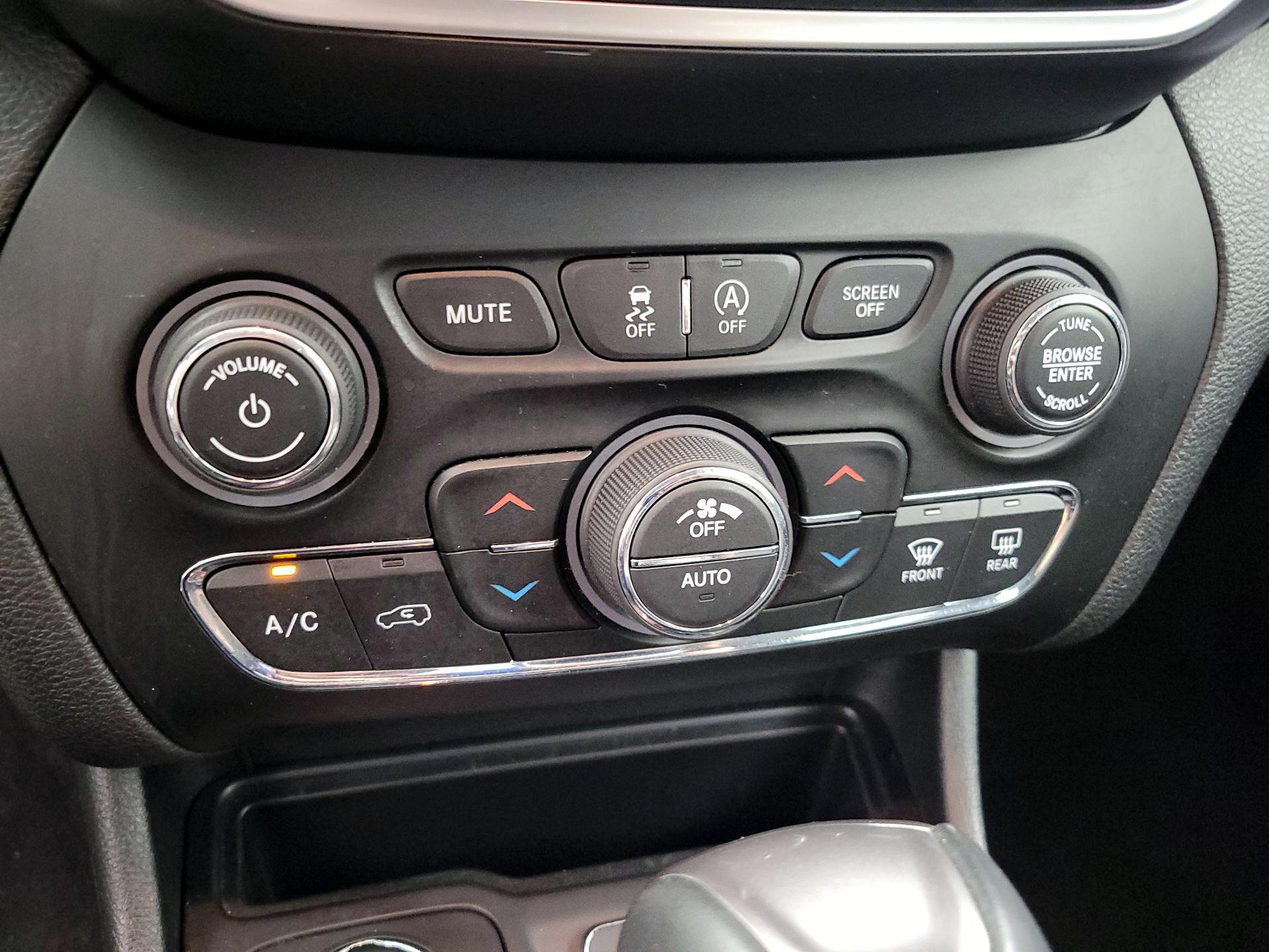Thumbnail: 2019 Jeep Cherokee - 16