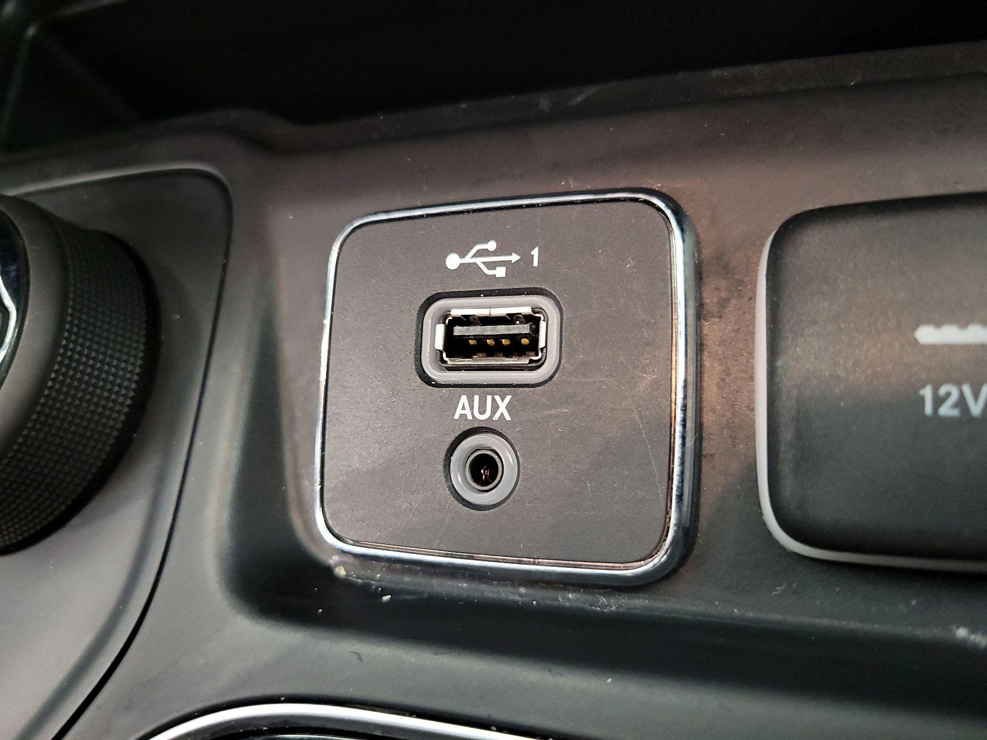 Thumbnail: 2019 Jeep Cherokee - 18