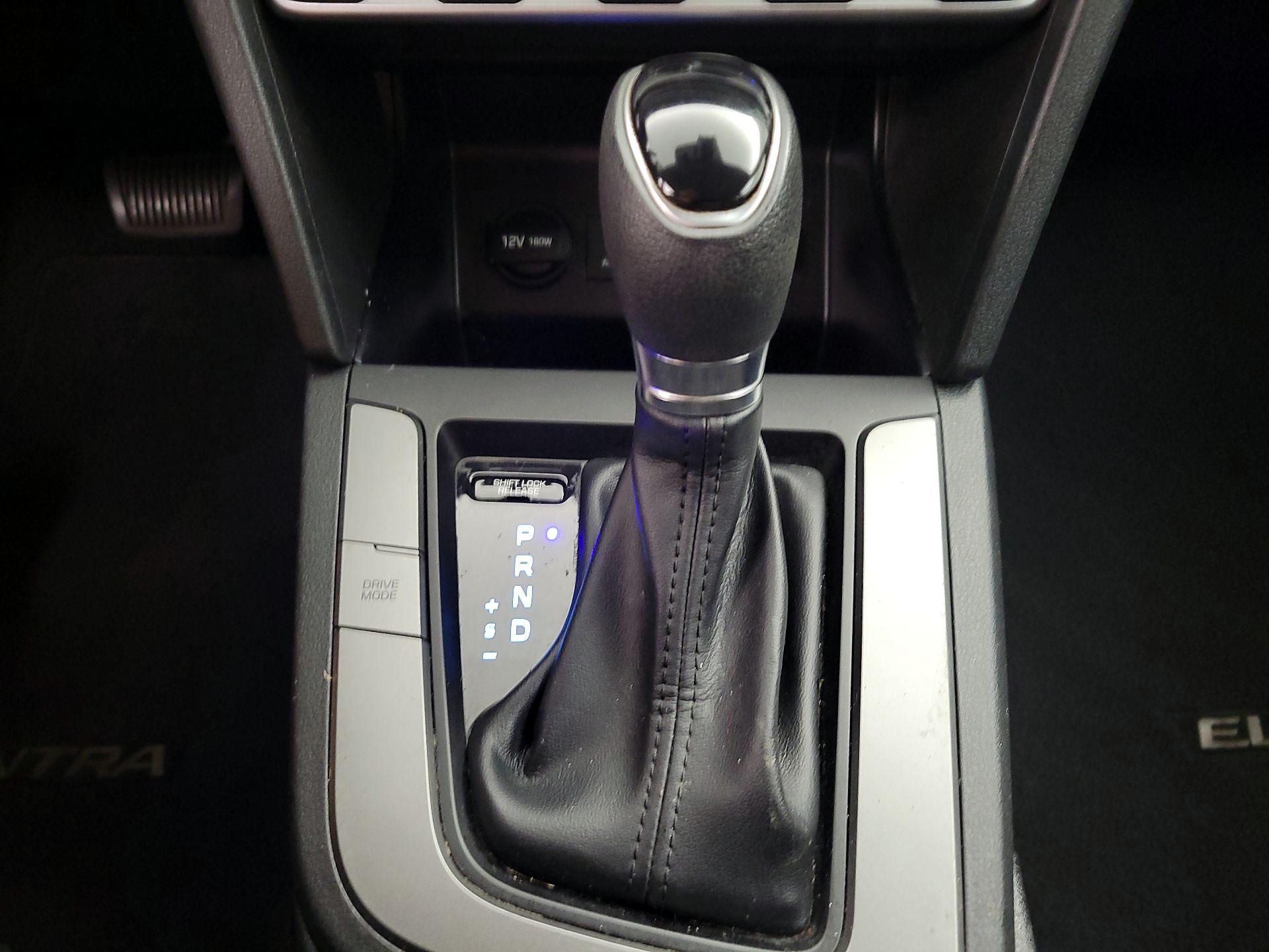 Thumbnail: 2020 Hyundai Elantra - 17