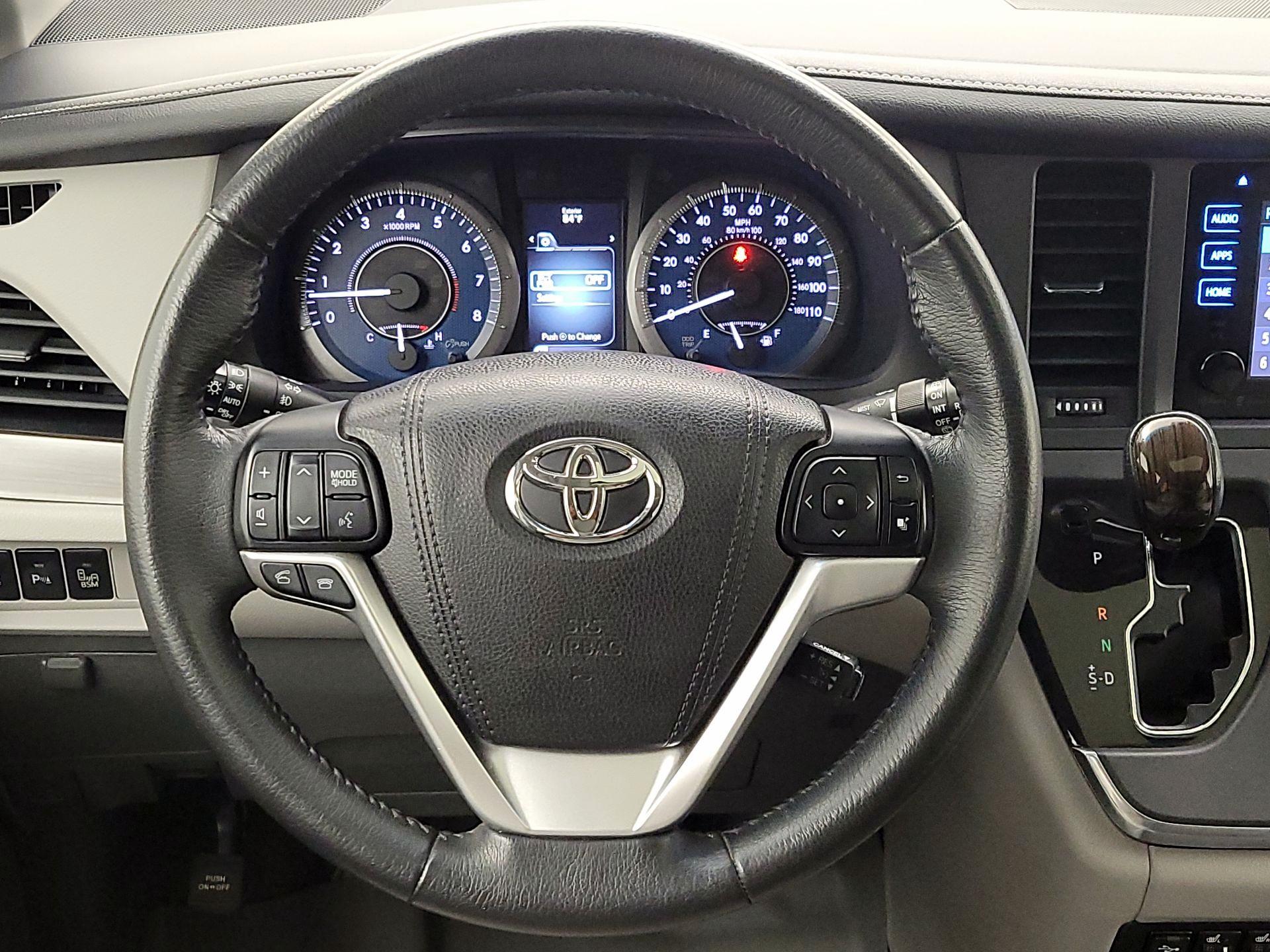 Thumbnail: 2017 Toyota Sienna - 10