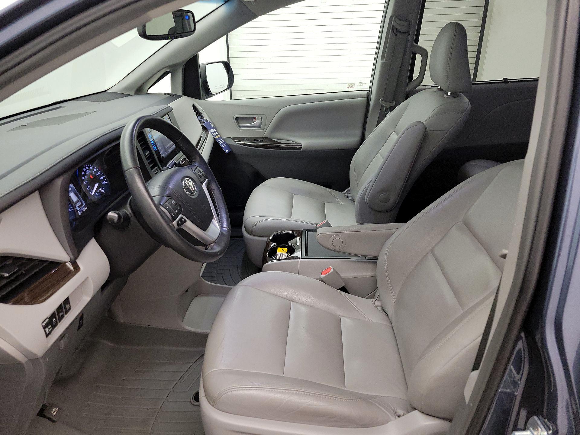Thumbnail: 2017 Toyota Sienna - 11