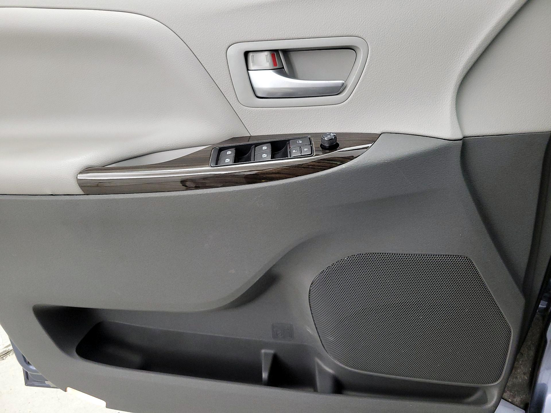 Thumbnail: 2017 Toyota Sienna - 12
