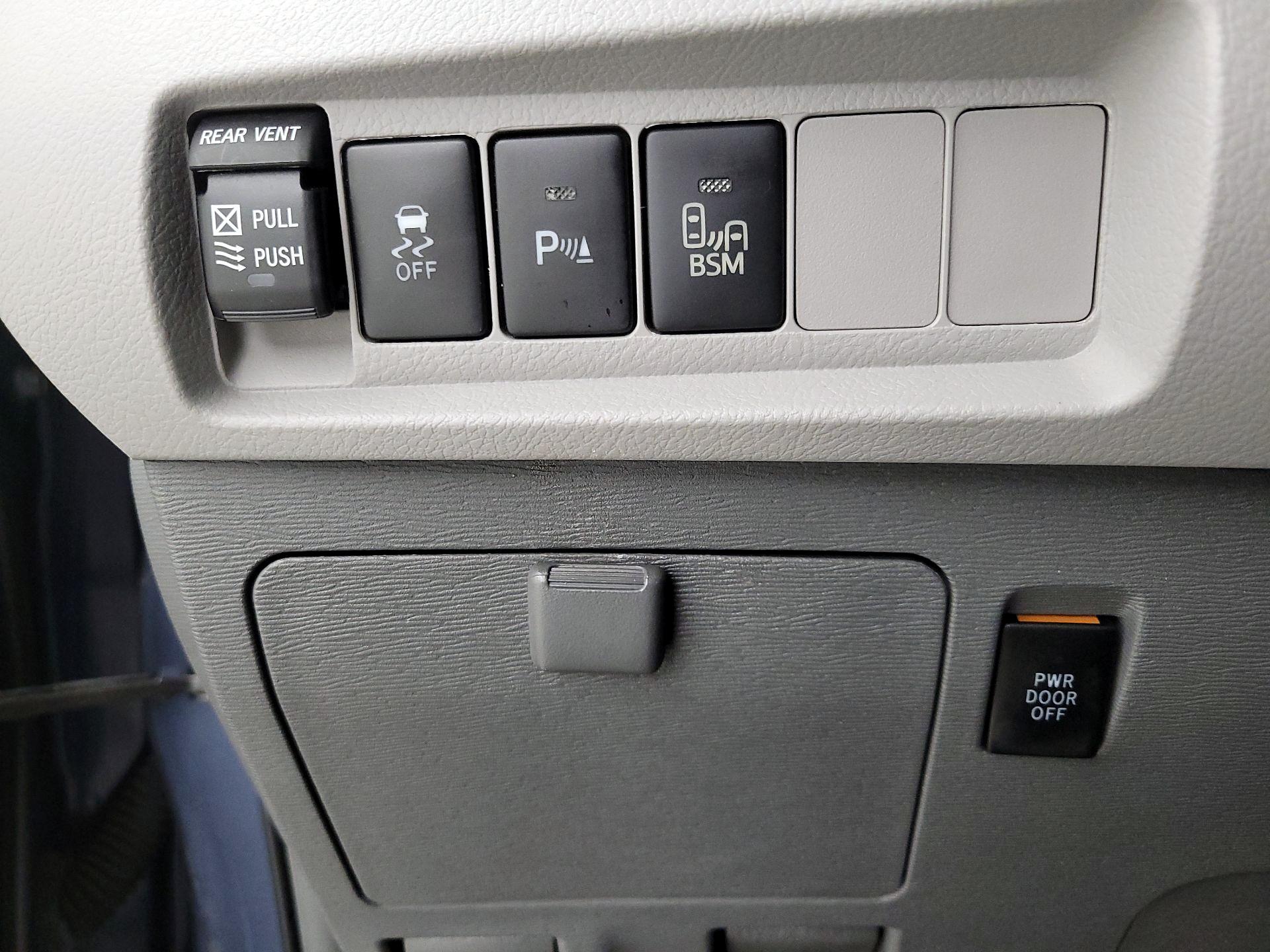 Thumbnail: 2017 Toyota Sienna - 13