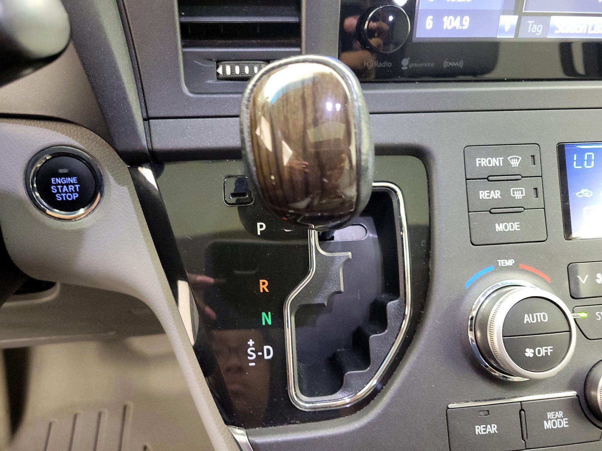 Thumbnail: 2017 Toyota Sienna - 18